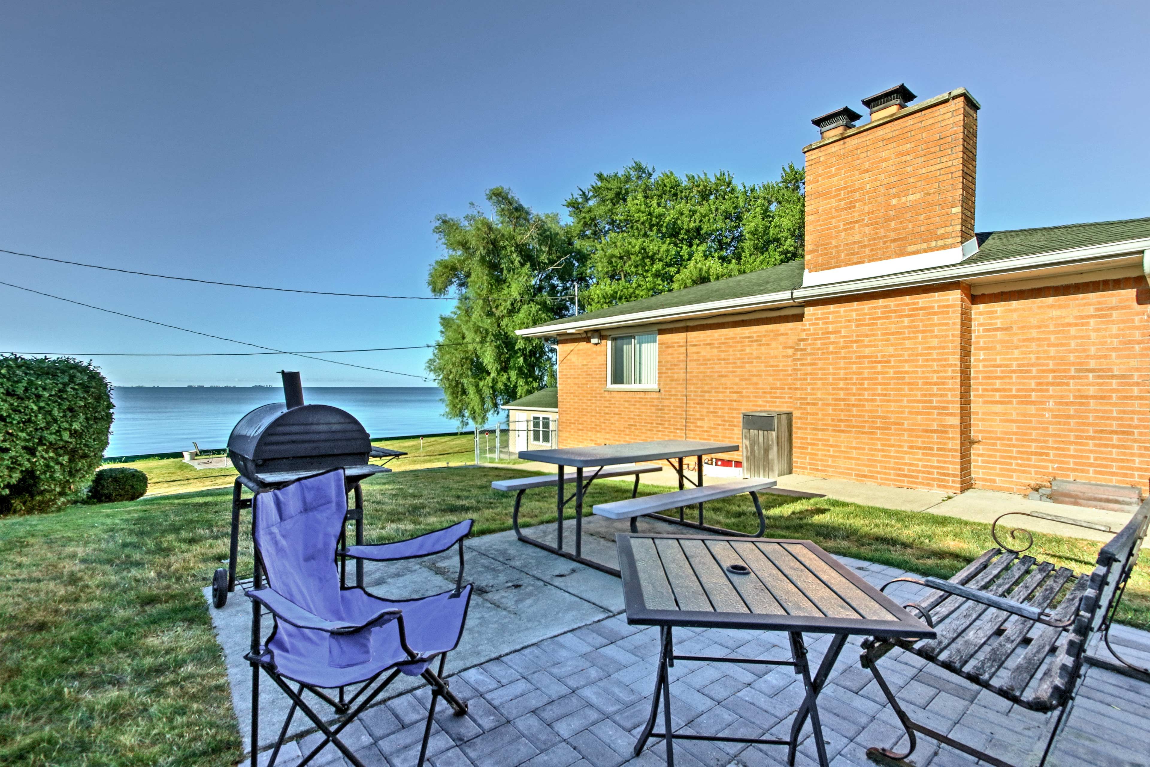 Grill up a storm and share an al fresco meal with your loved one!