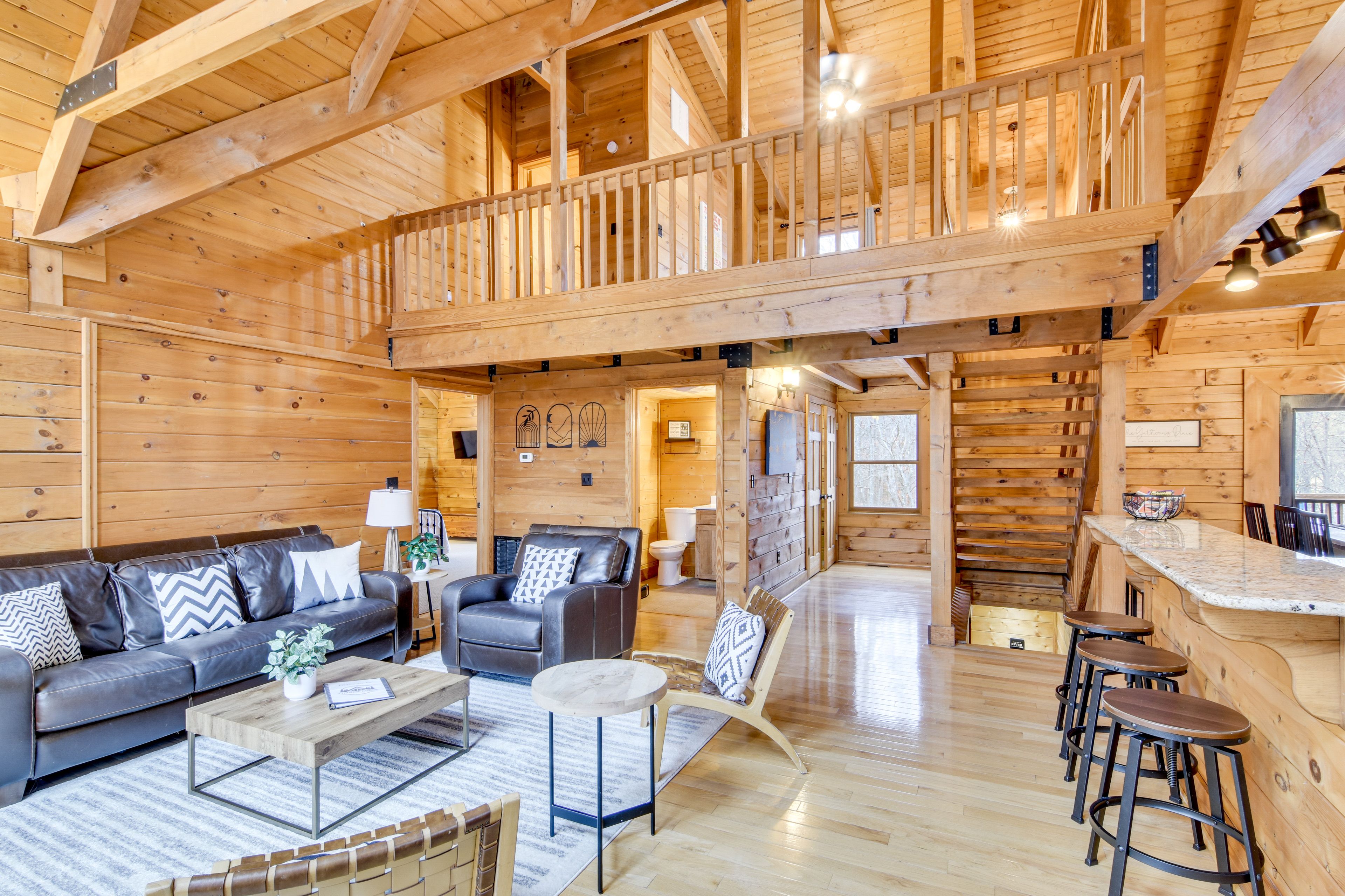 Living Room | Free WiFi | Flat-Screen TV w/ Roku