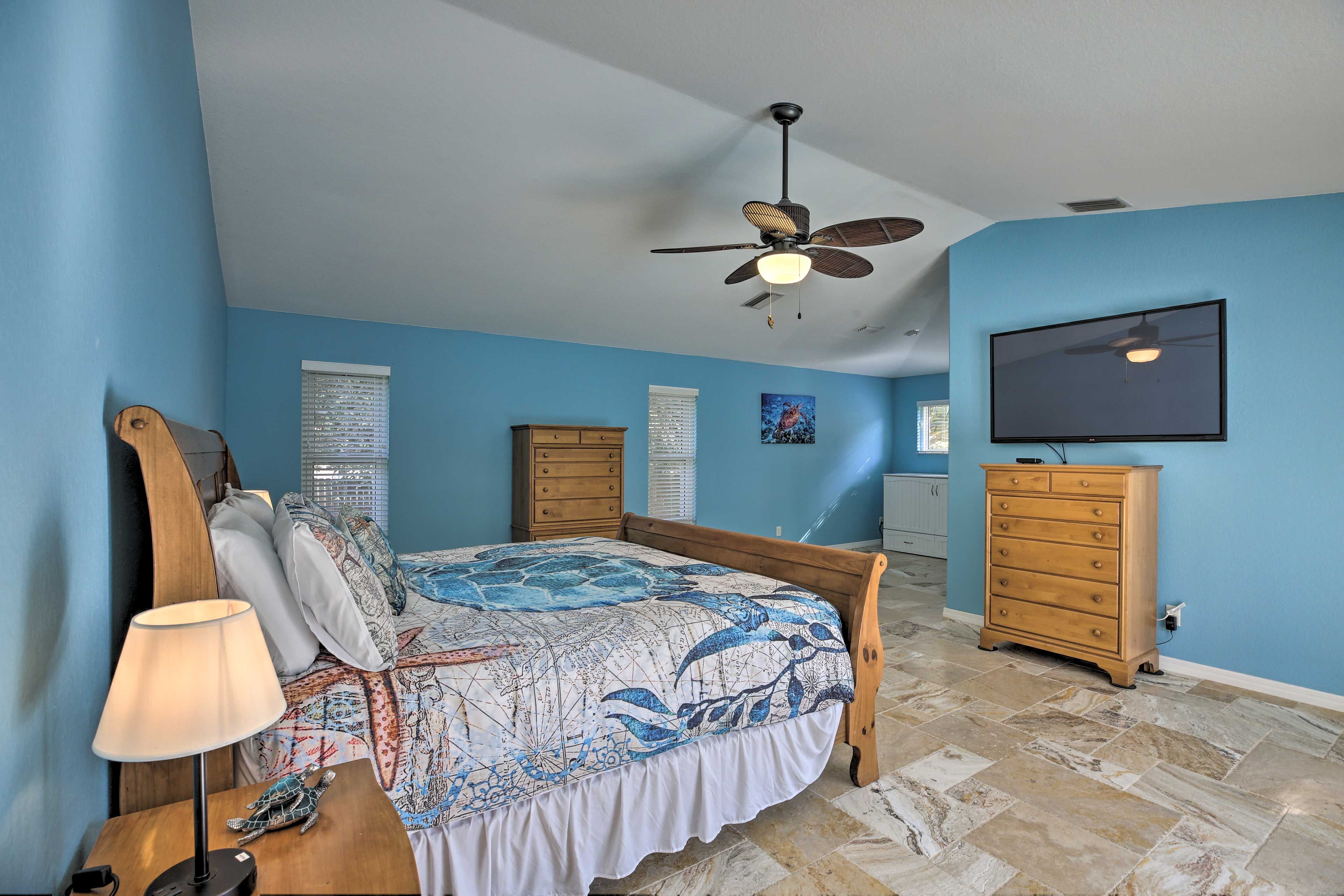 Bedroom 2 | King Bed | Ceiling Fan | Linens Provided | Smart TV