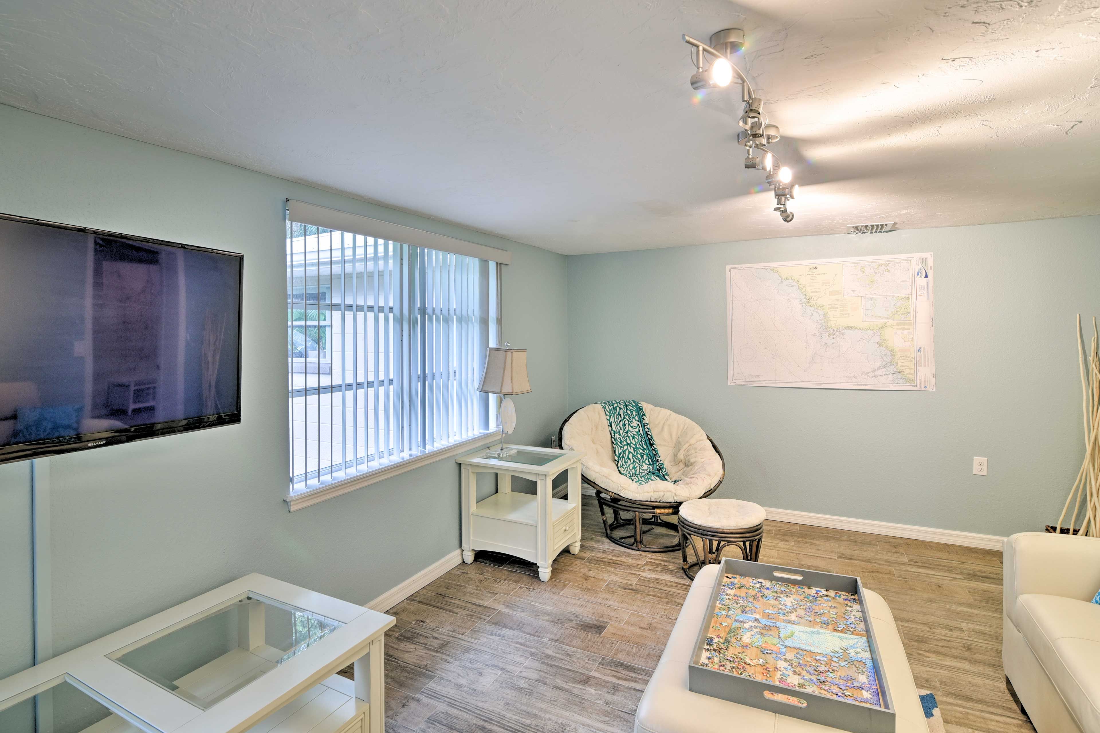 This room is filled with nautical furnishings!