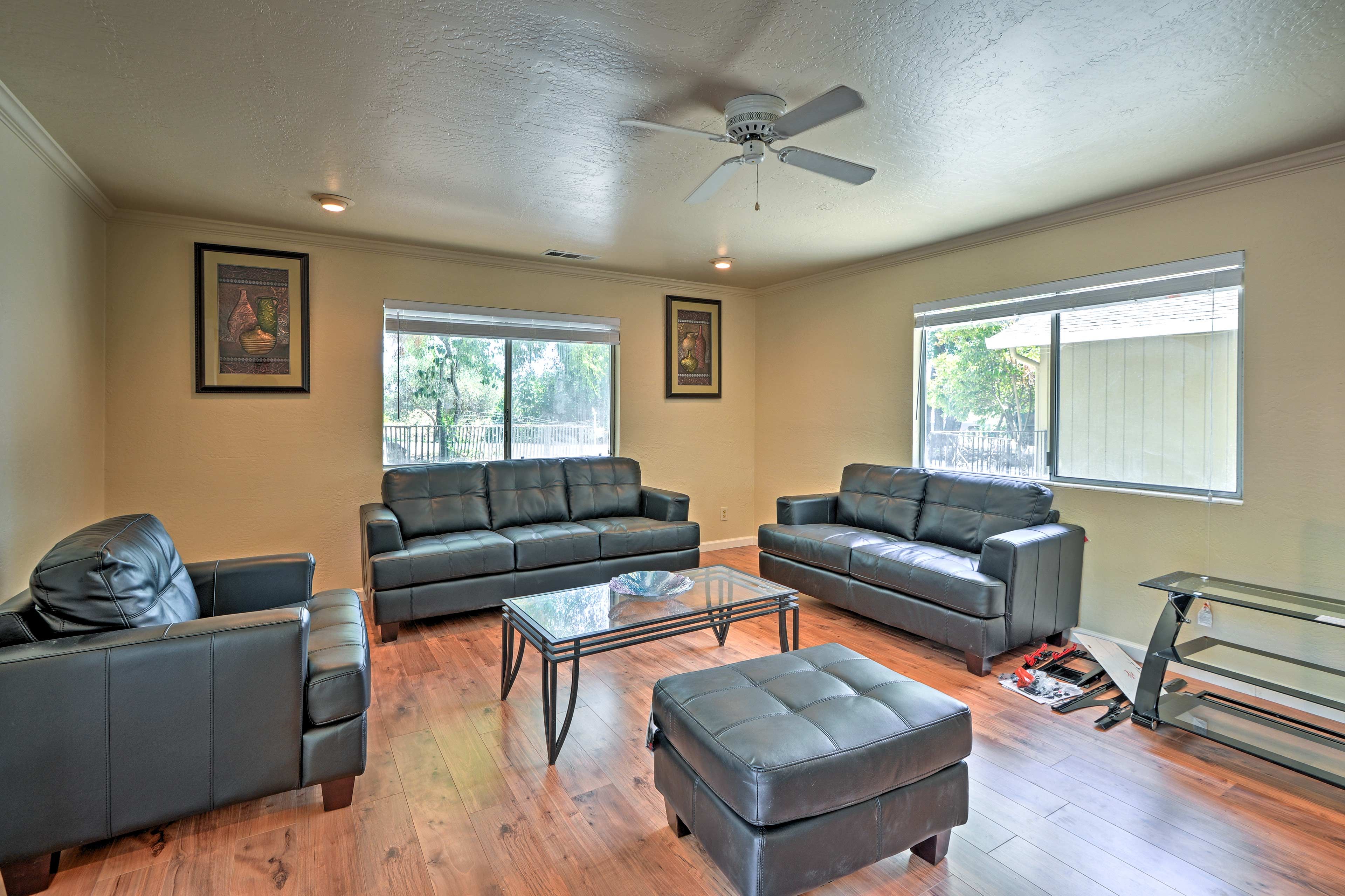 Living Room | Free WiFi | Central A/C & Heating | Smart TV