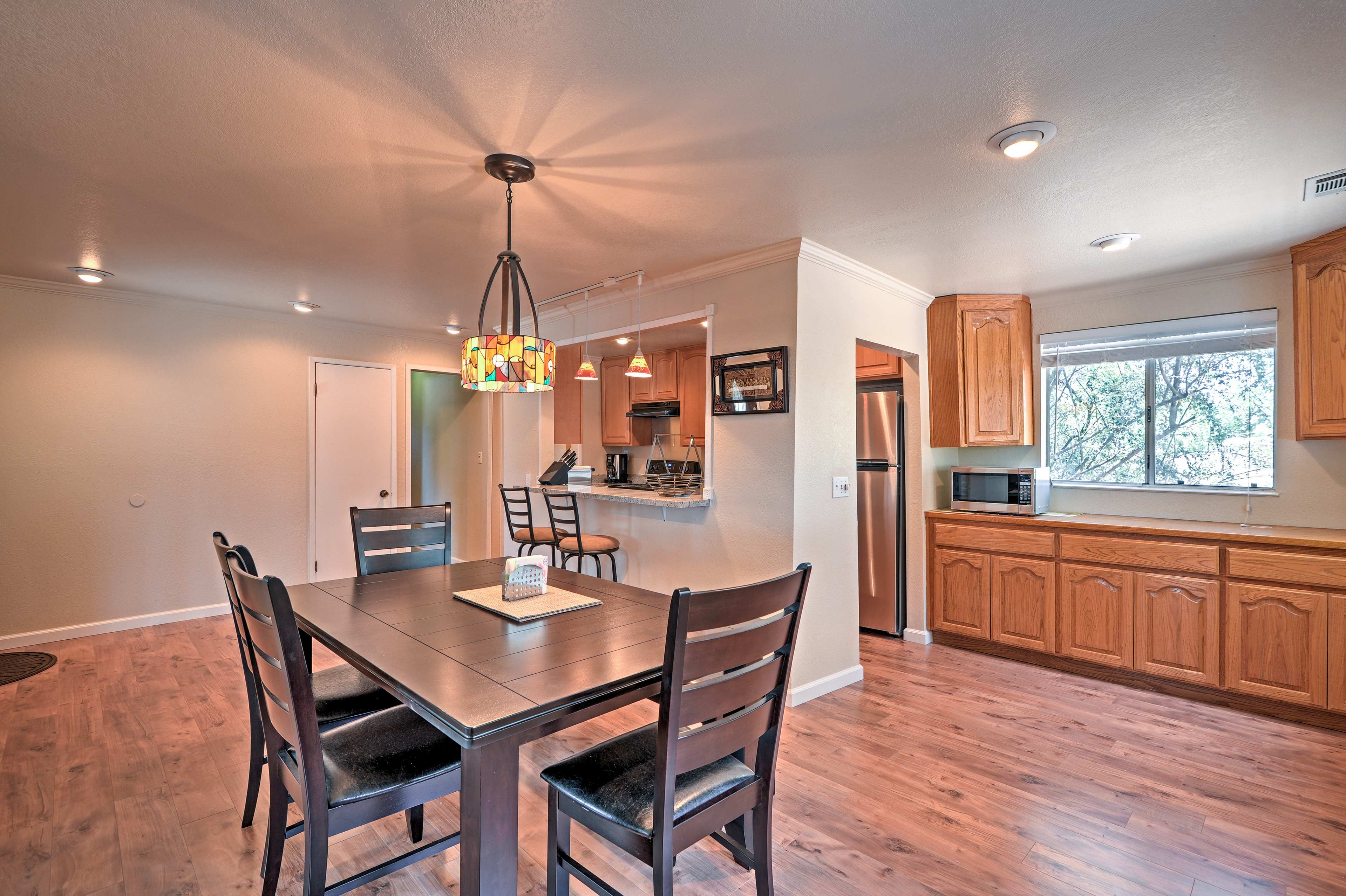 Dining Area | Dishware/Flatware Provided