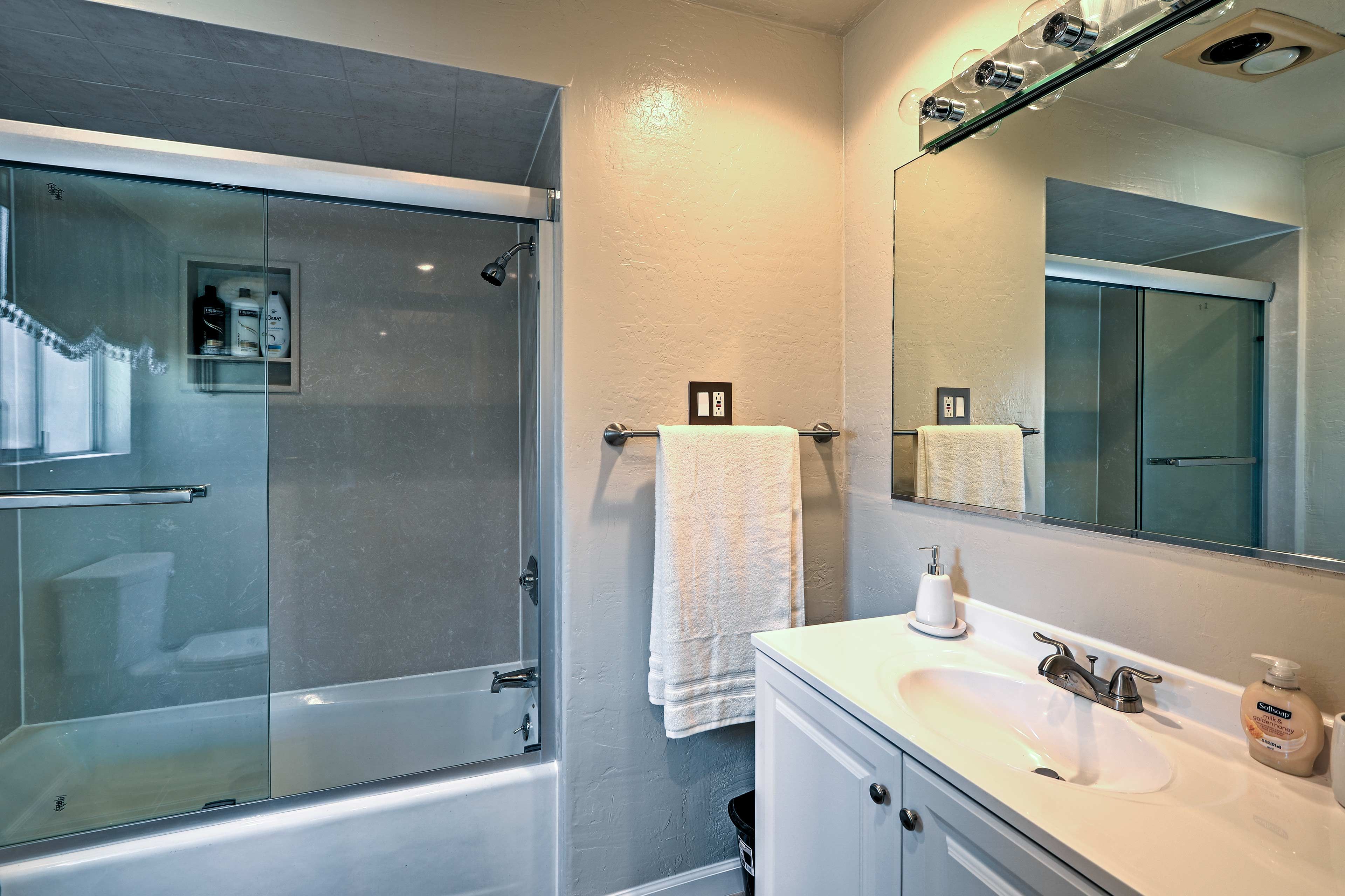 Full Bathroom | Toiletries Provided