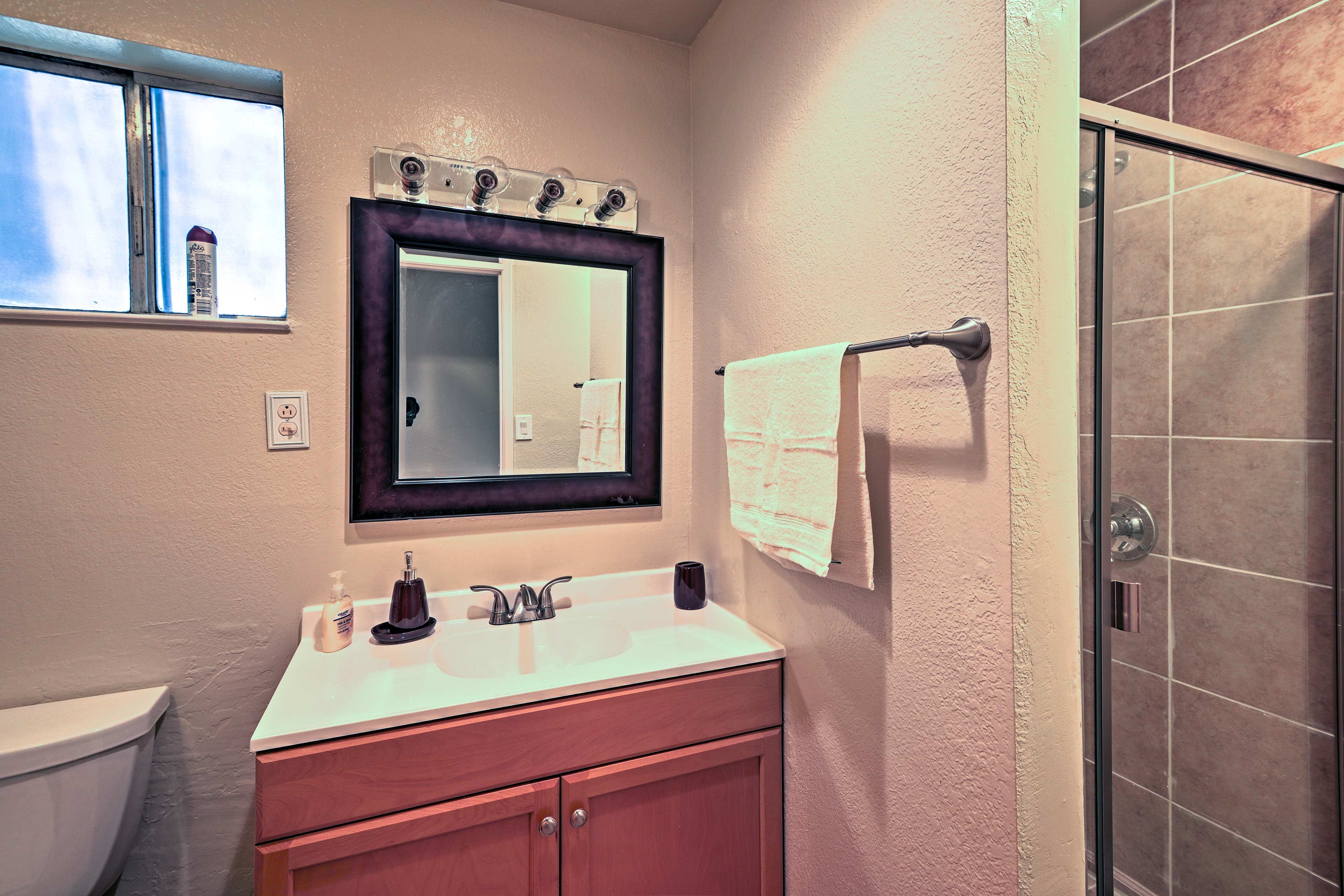 Full Bathroom | Towels Provided