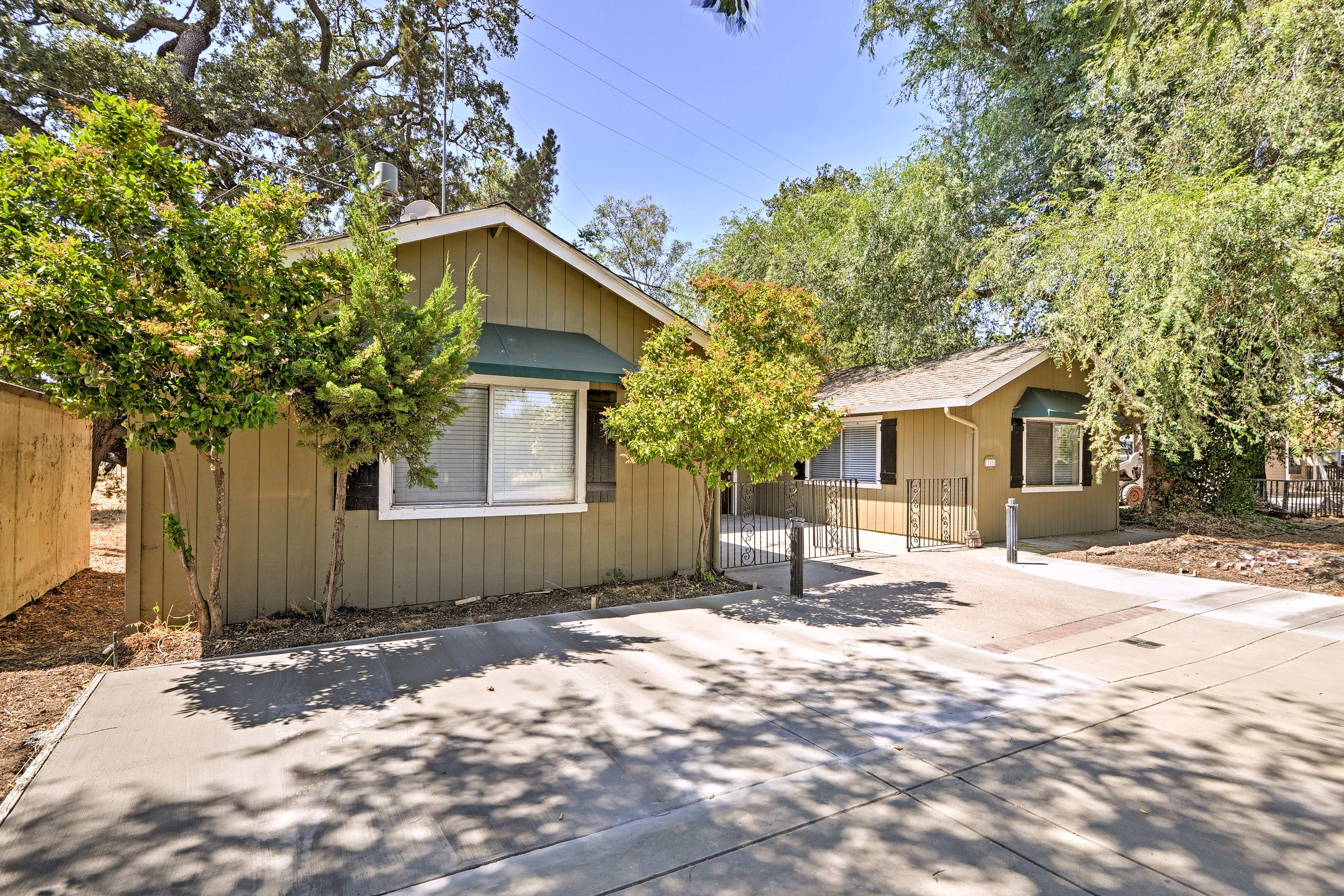 Parking | Driveway (First-Come, First-Served)
