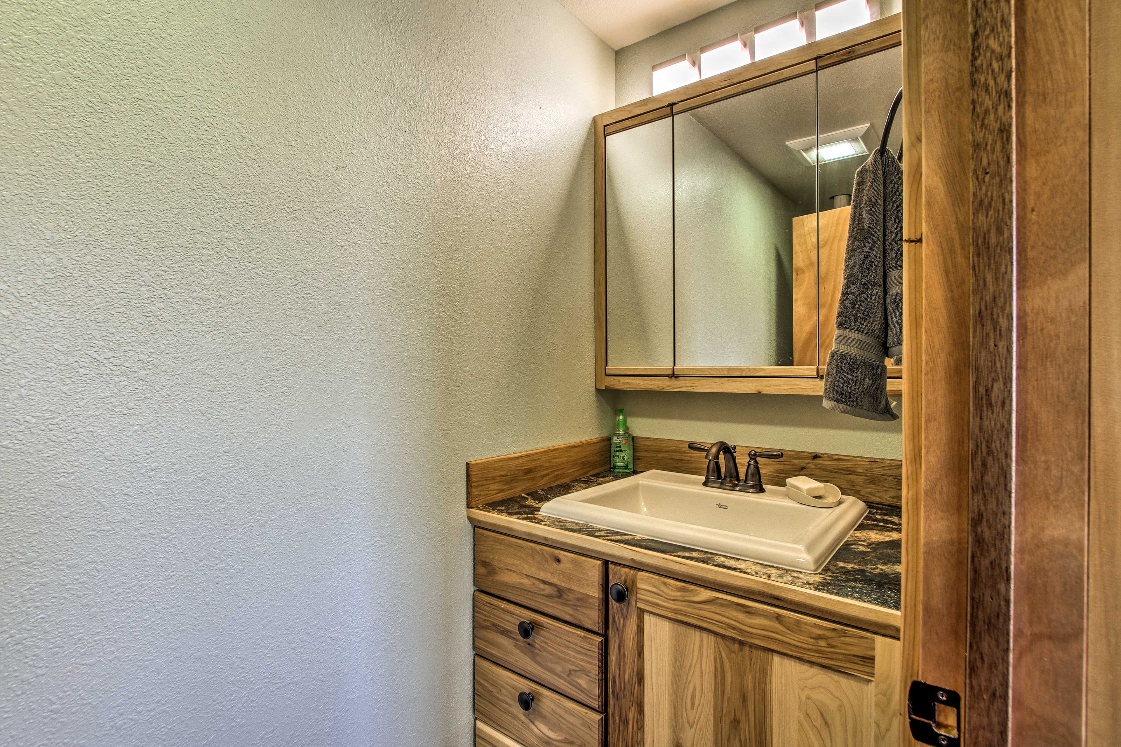 Full Bathroom | Toiltries Provided