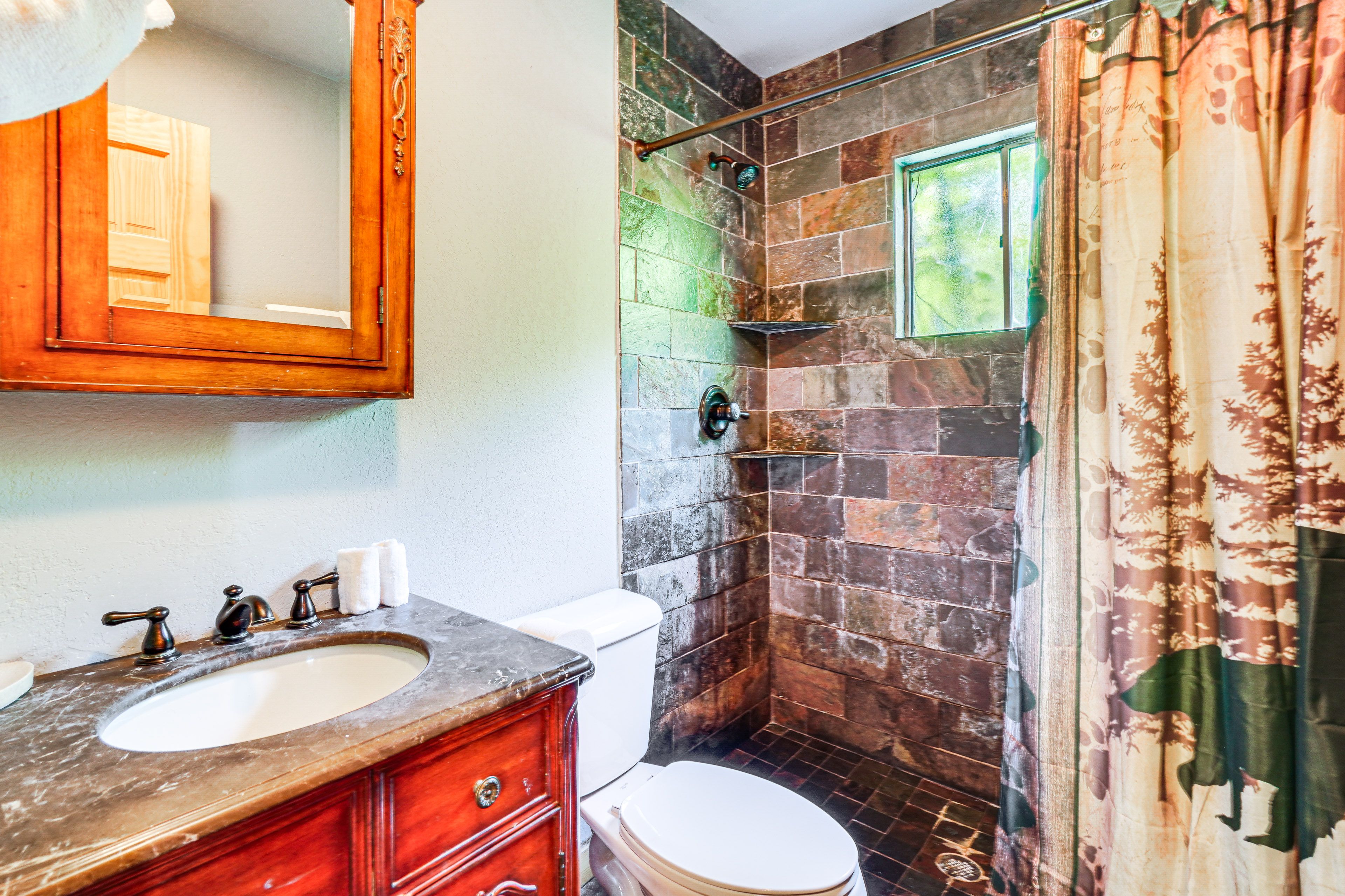 Full Bathroom | Middle Floor
