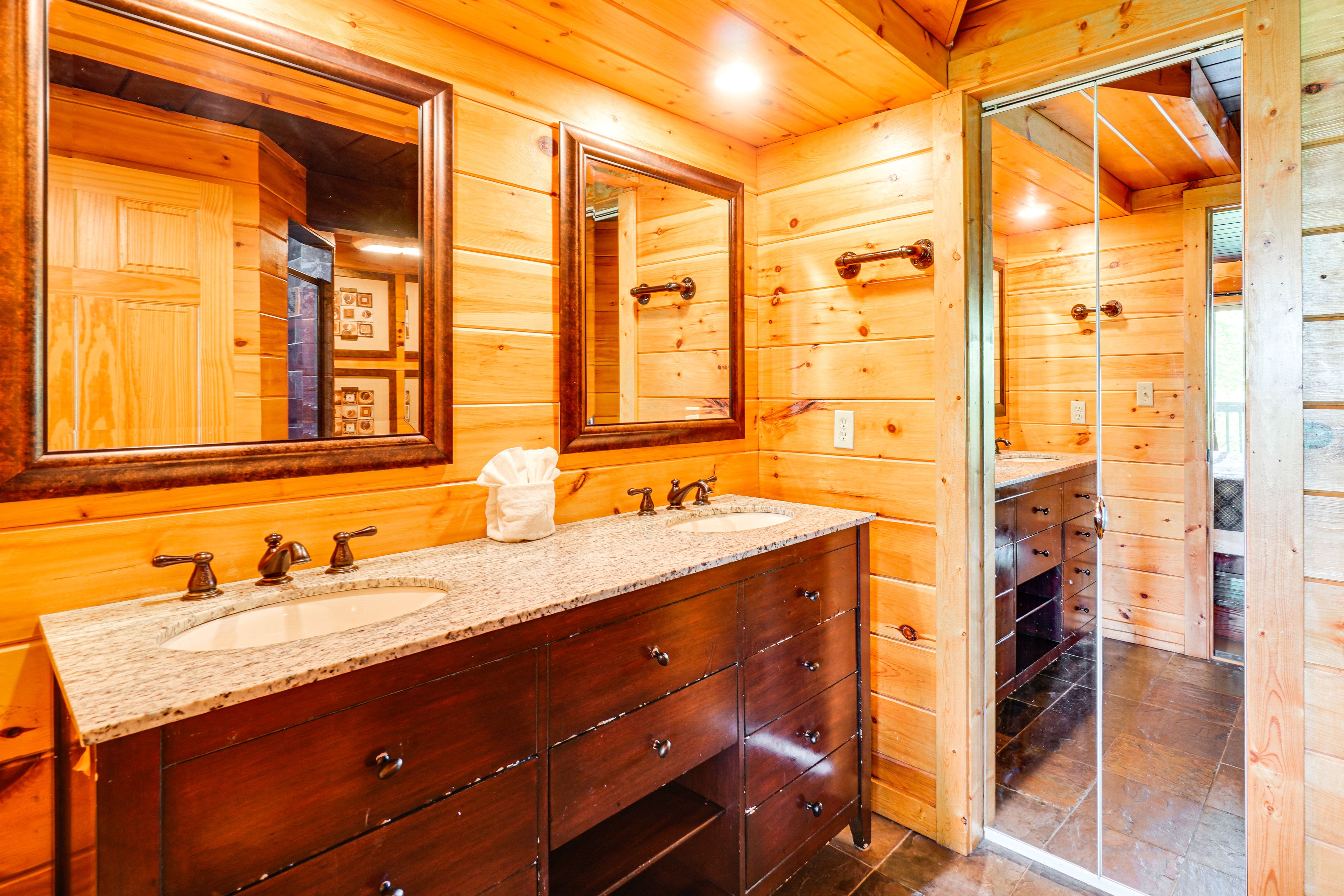 En-Suite Bathroom | Main Floor | Towels Provided