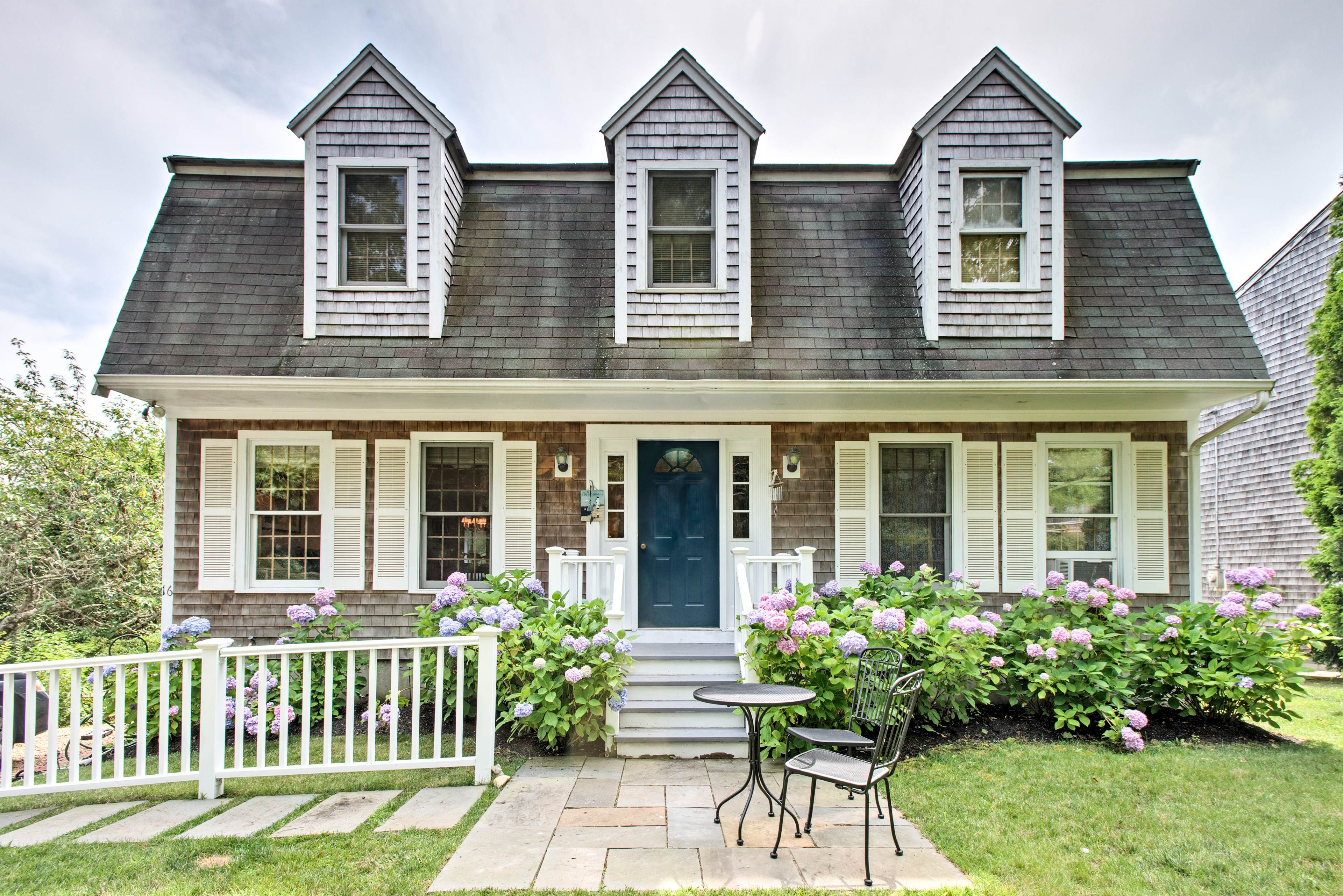 This vacation rental house in Edgartown offers 3 bedrooms and 1.5 bathrooms!