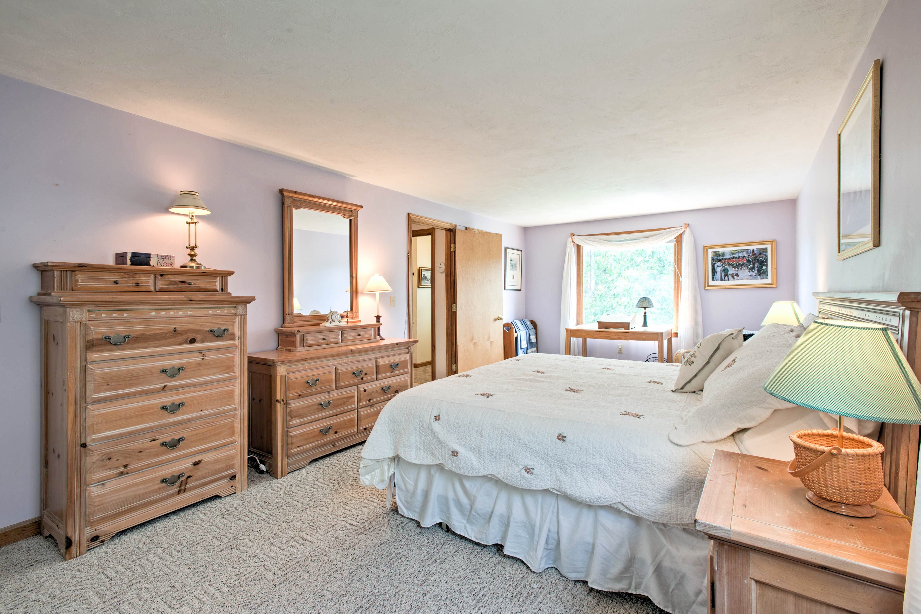 This room offers a king bed and flat-screen cable TV.