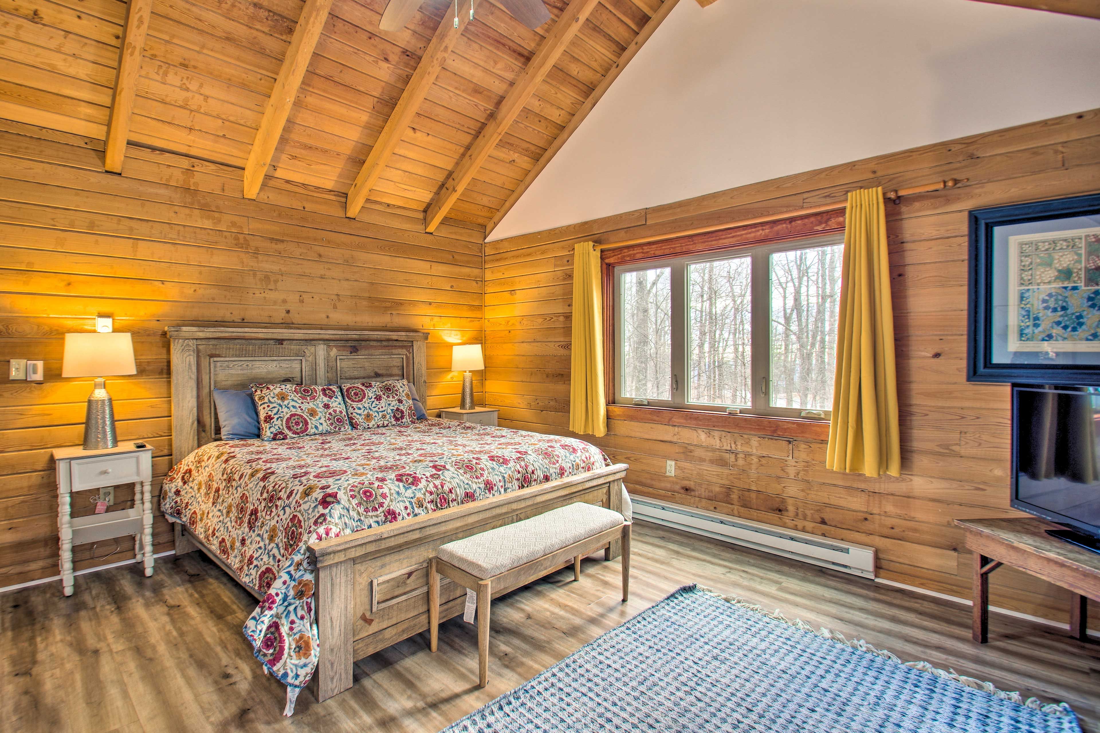 Bedroom 1 | King Bed | Linens Provided