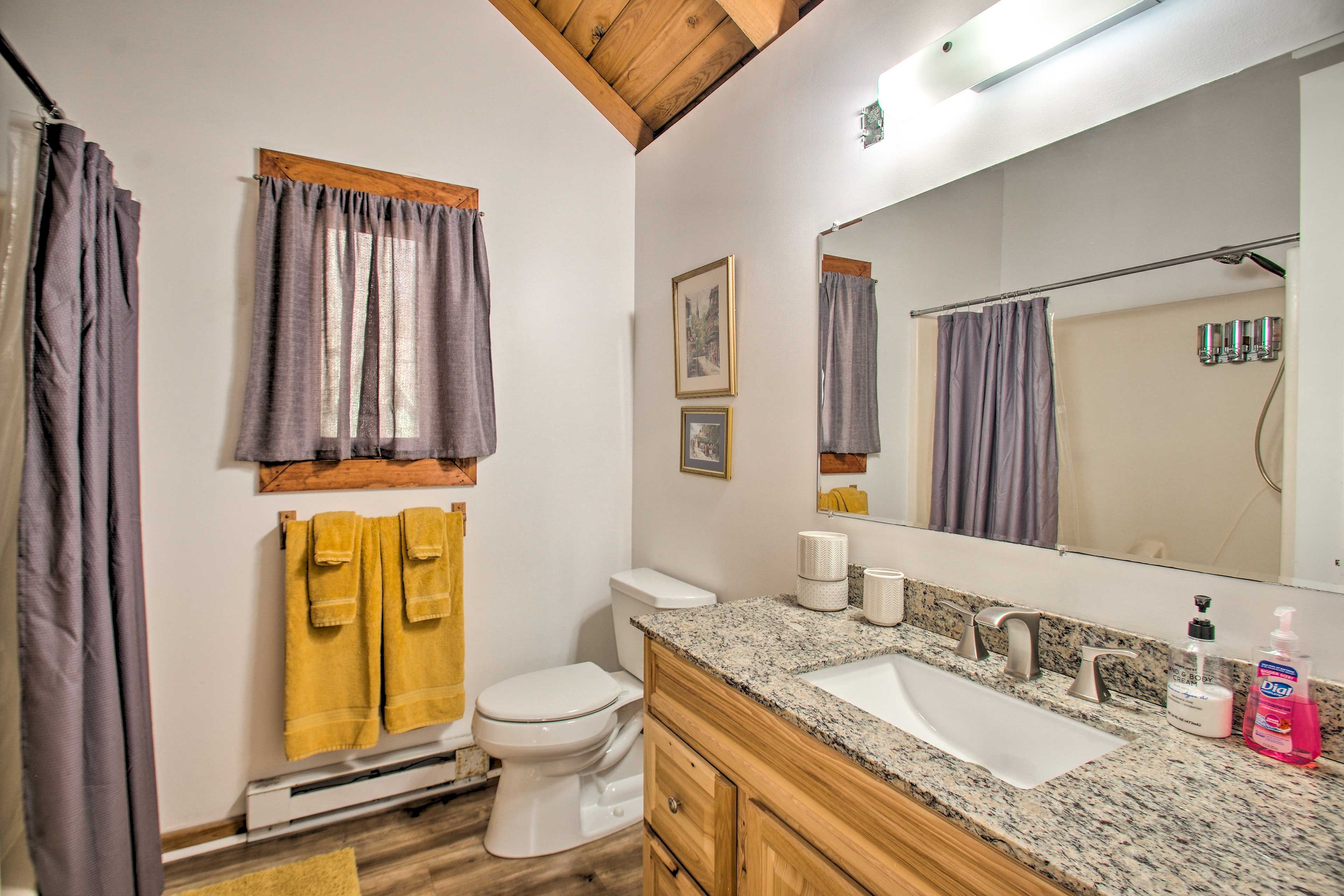 Full Bathroom | Toiletries Provided