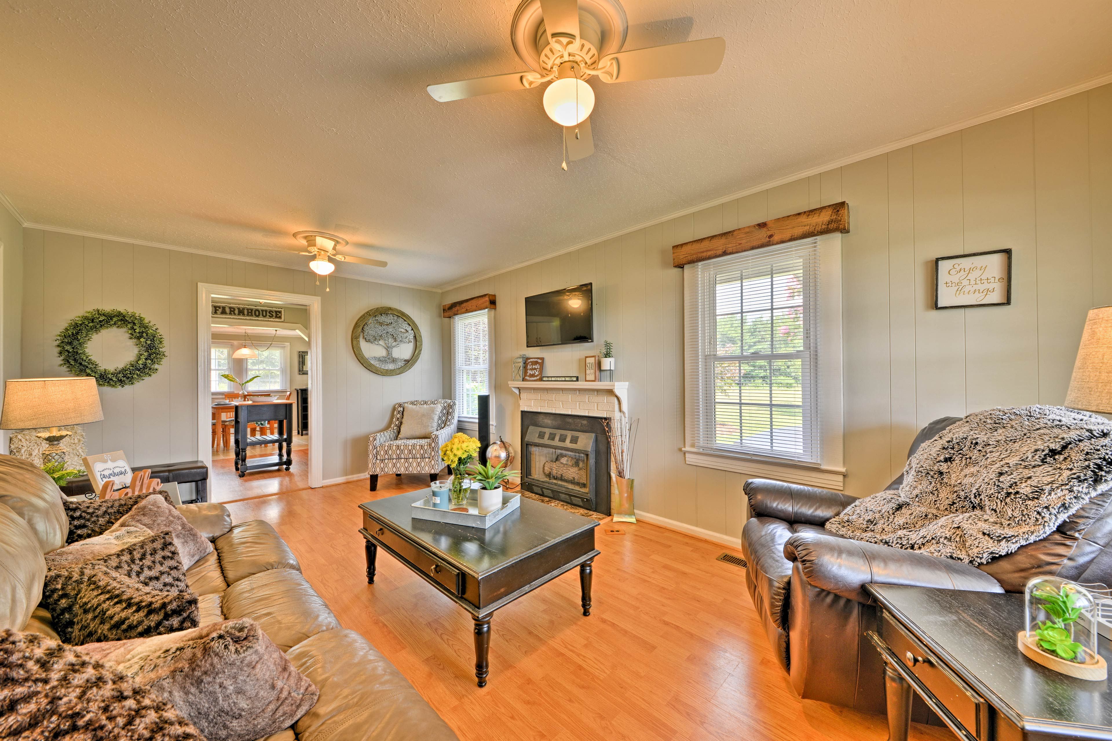 Living Room | Free WiFi | Smart TV | Central A/C & Heat
