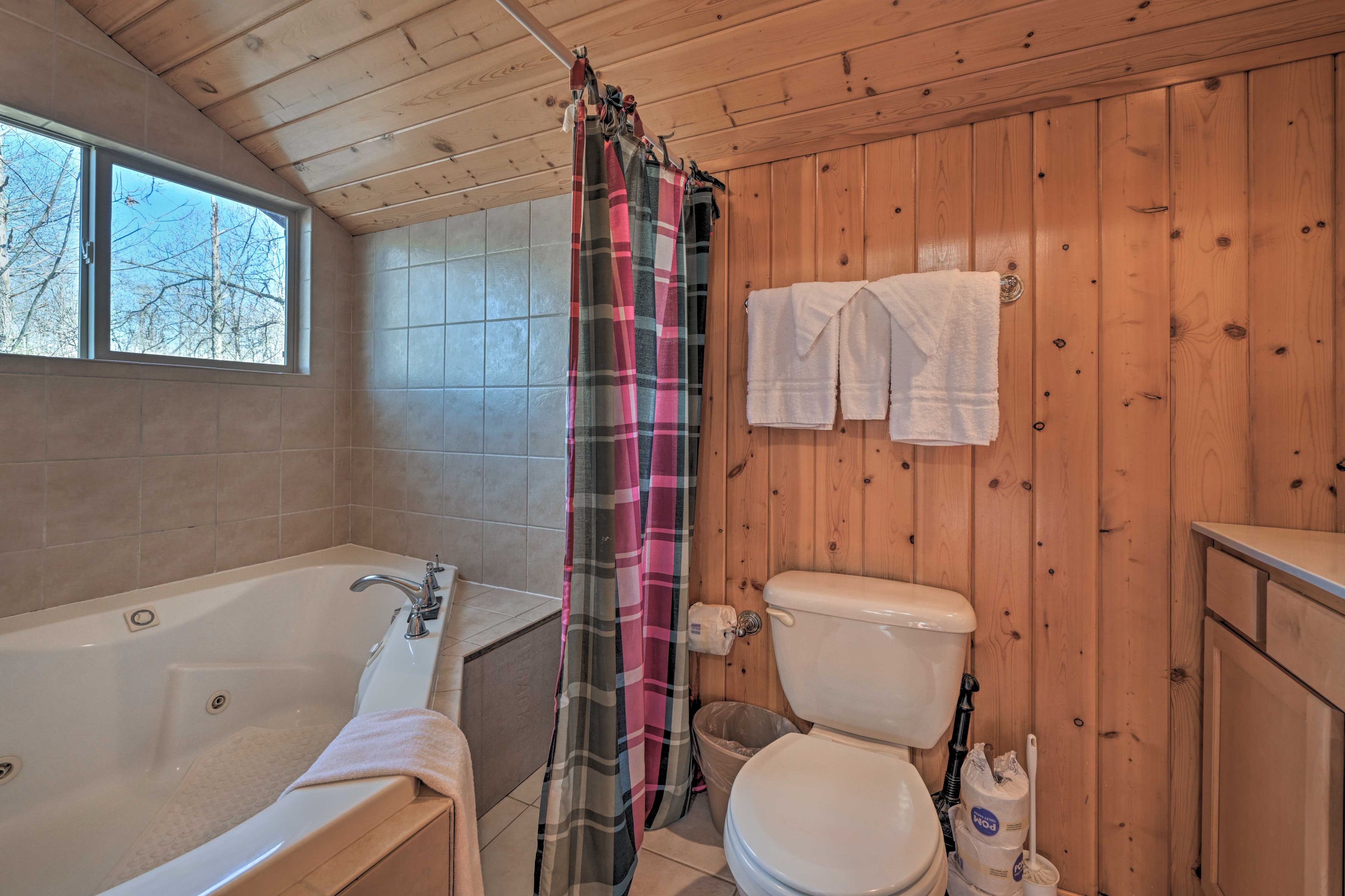 En-Suite Bathroom | Towels Provided