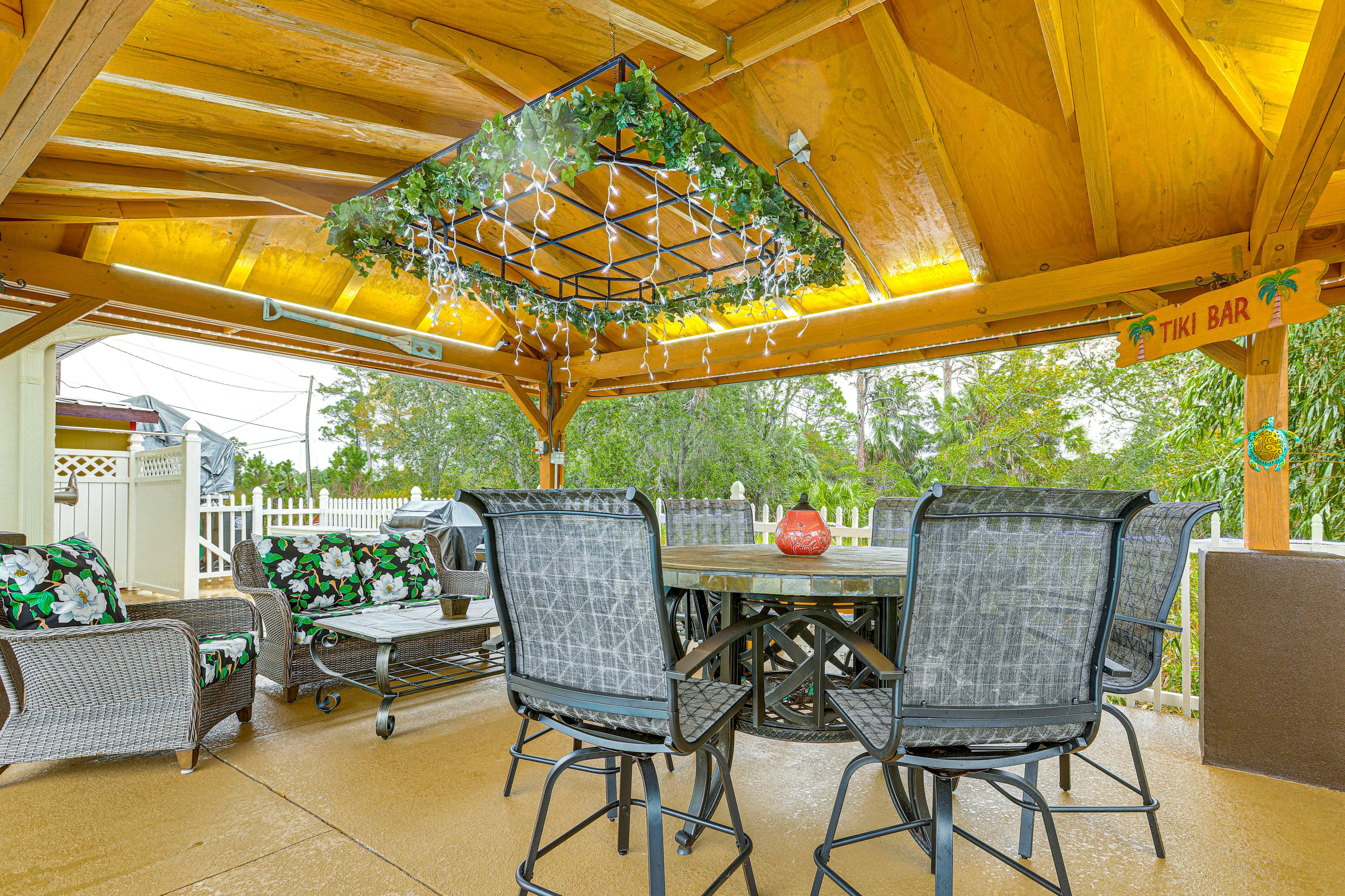 Tropical Hut | Outdoor Dining