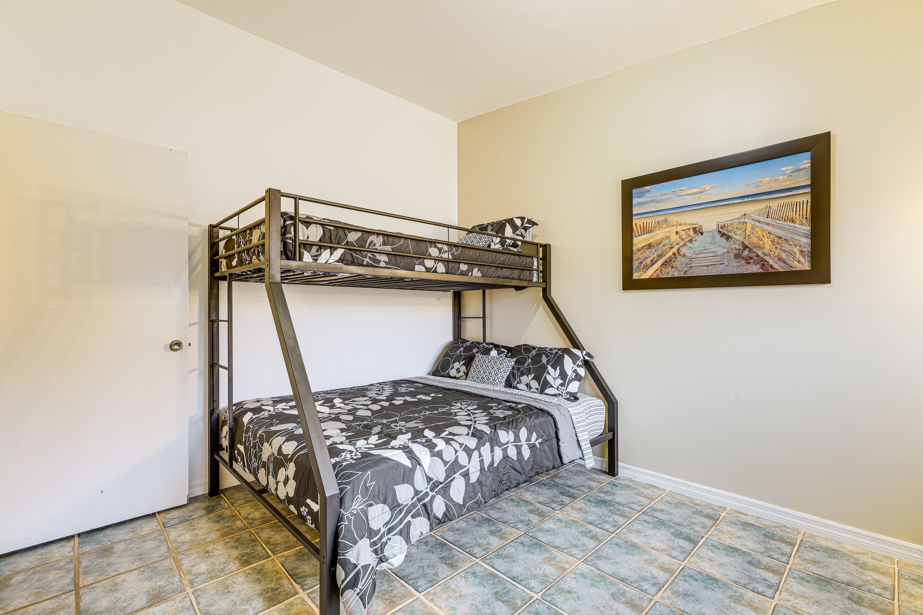 Bedroom 4 | Twin/Full Bunk Bed