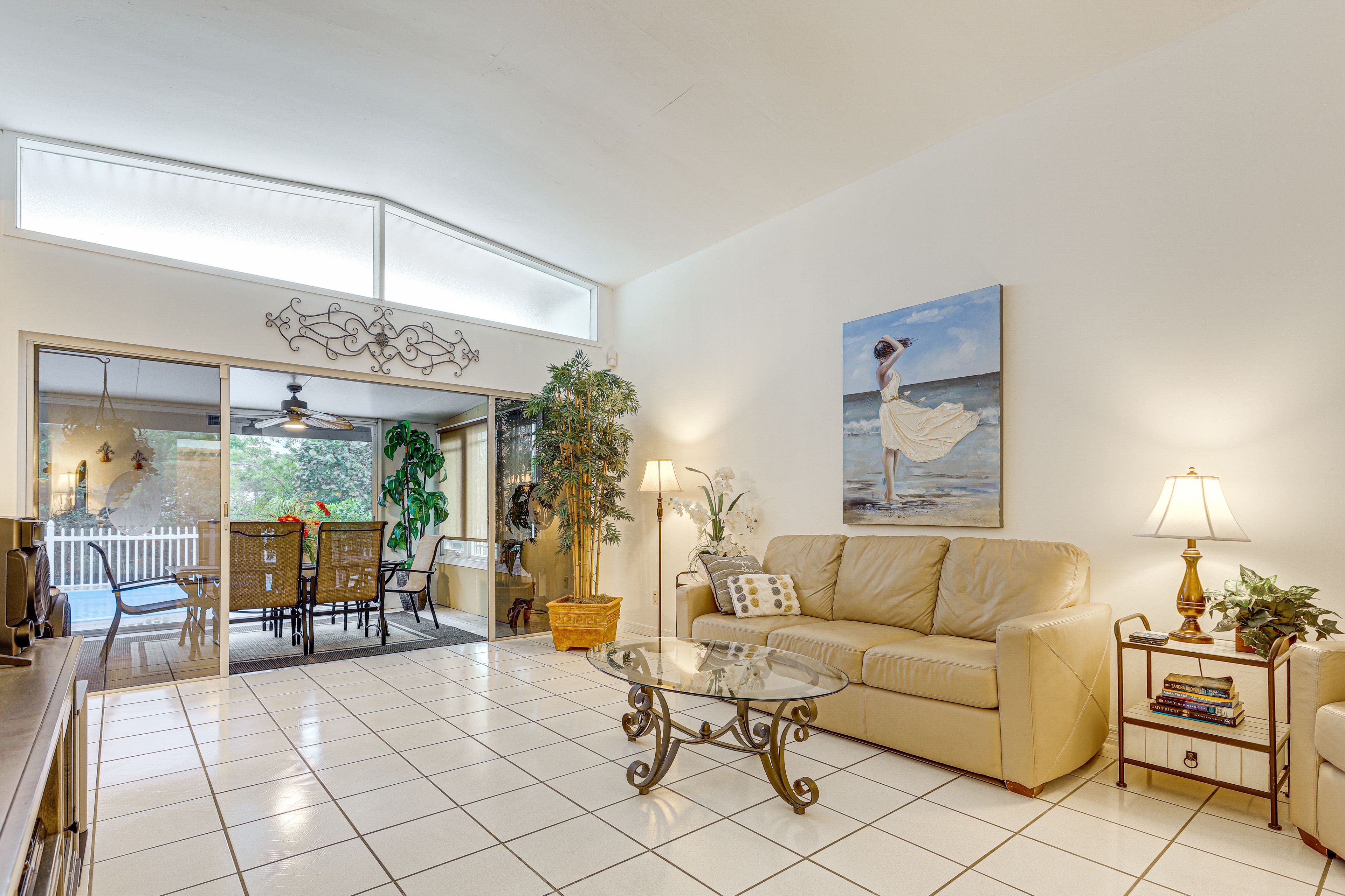 Living Room | Full Sleeper Sofa | Free WiFi | TV w/ Stereo System