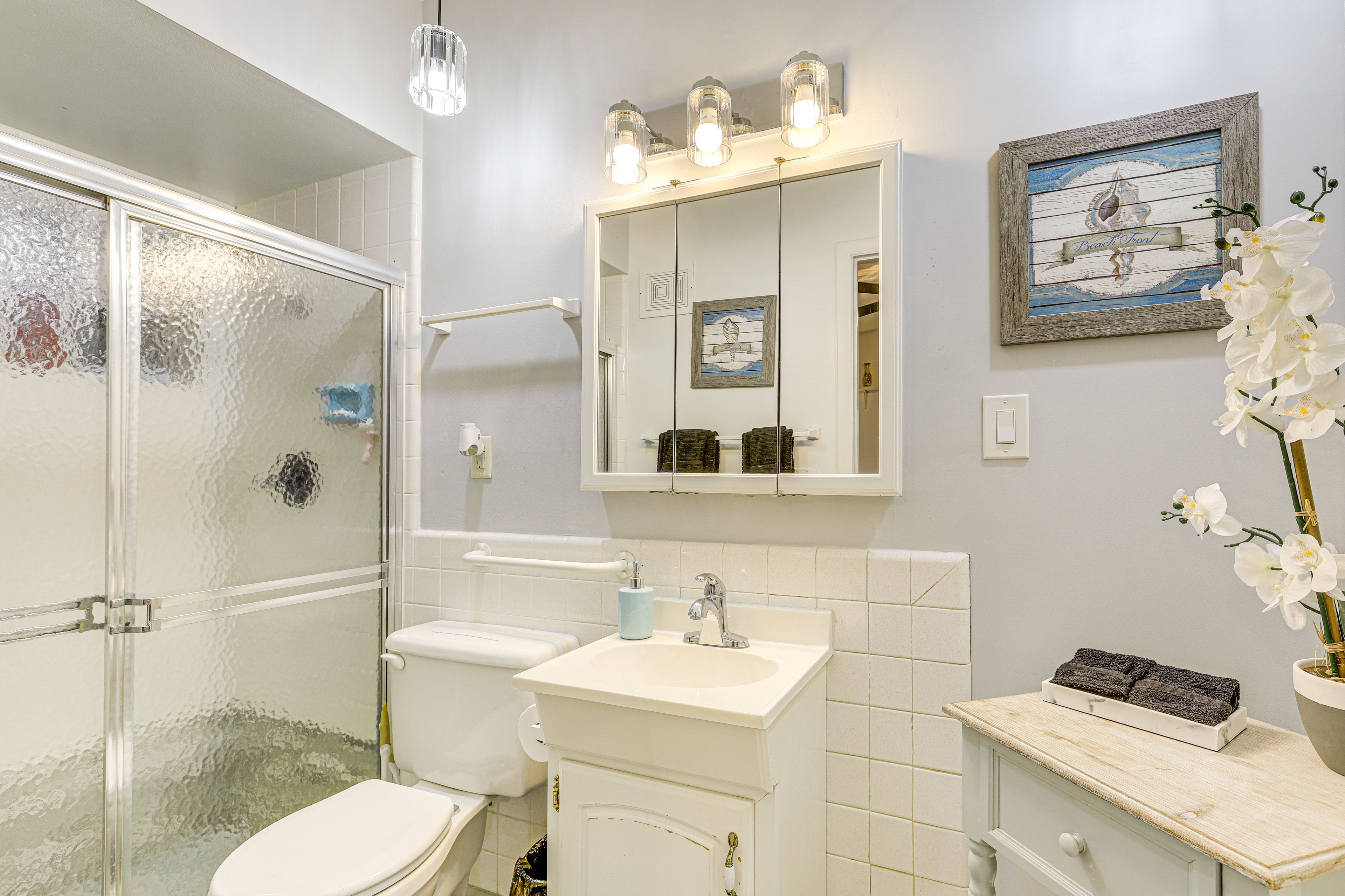 En-Suite Bathroom | Towels & Linens Provided