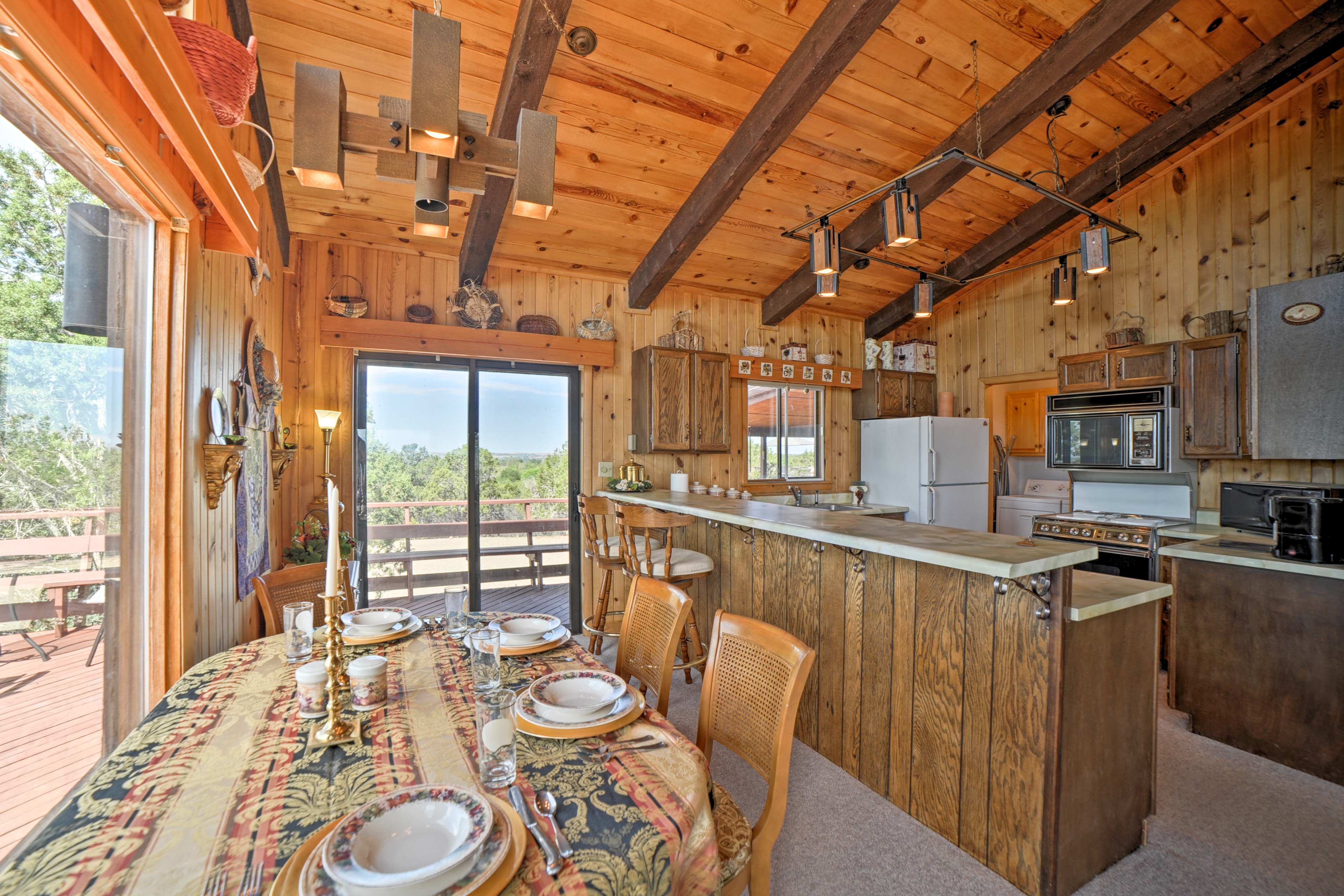 The dining area offers seating for 6 guests.