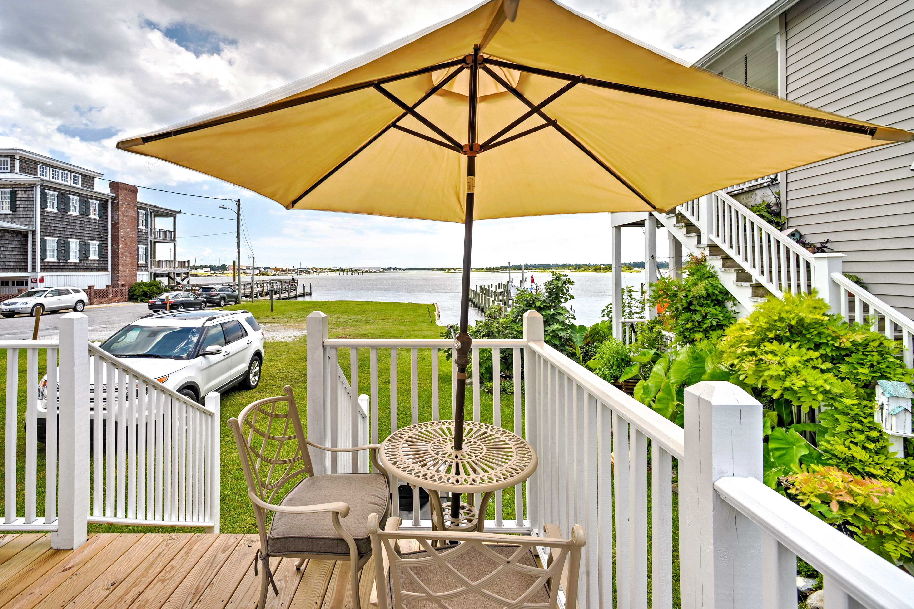 Swansboro Vacation Rental | Studio | 1BA | 1,200 Sq Ft | Stairs Required