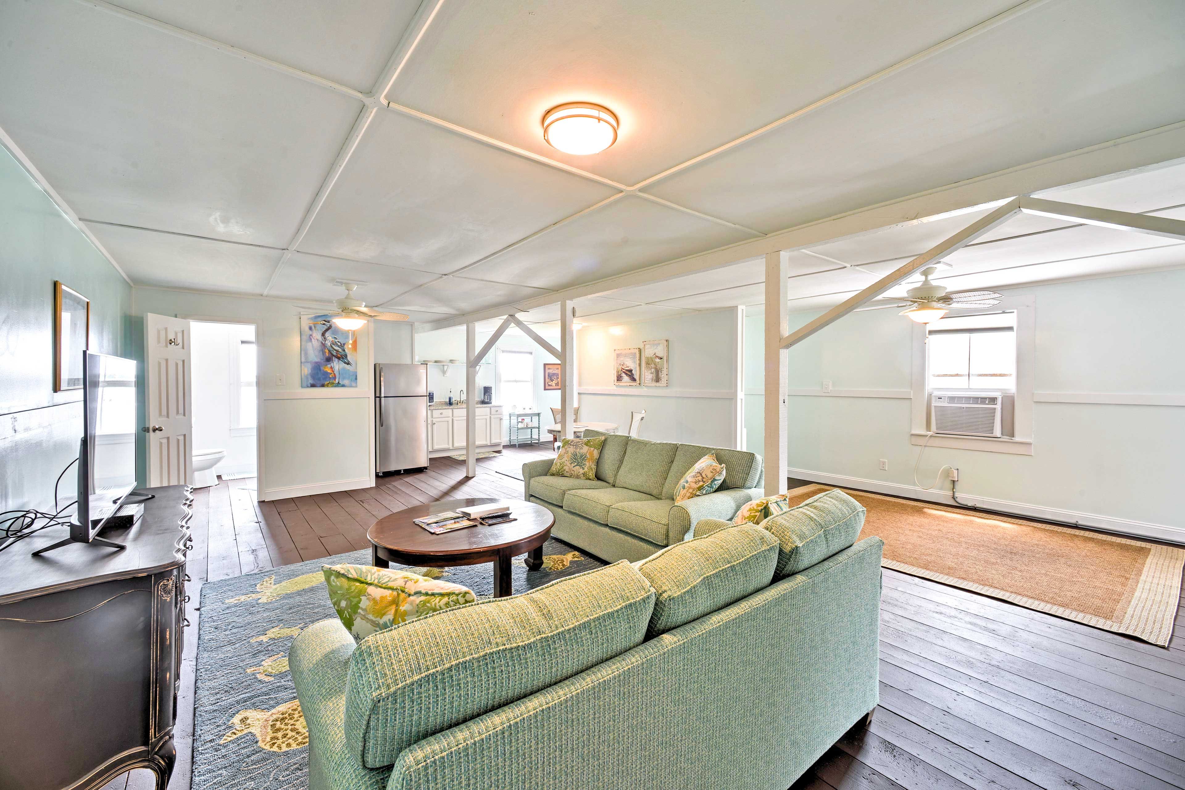 Studio Interior | Queen Sleeper Sofa | Cable TV | Free WiFi