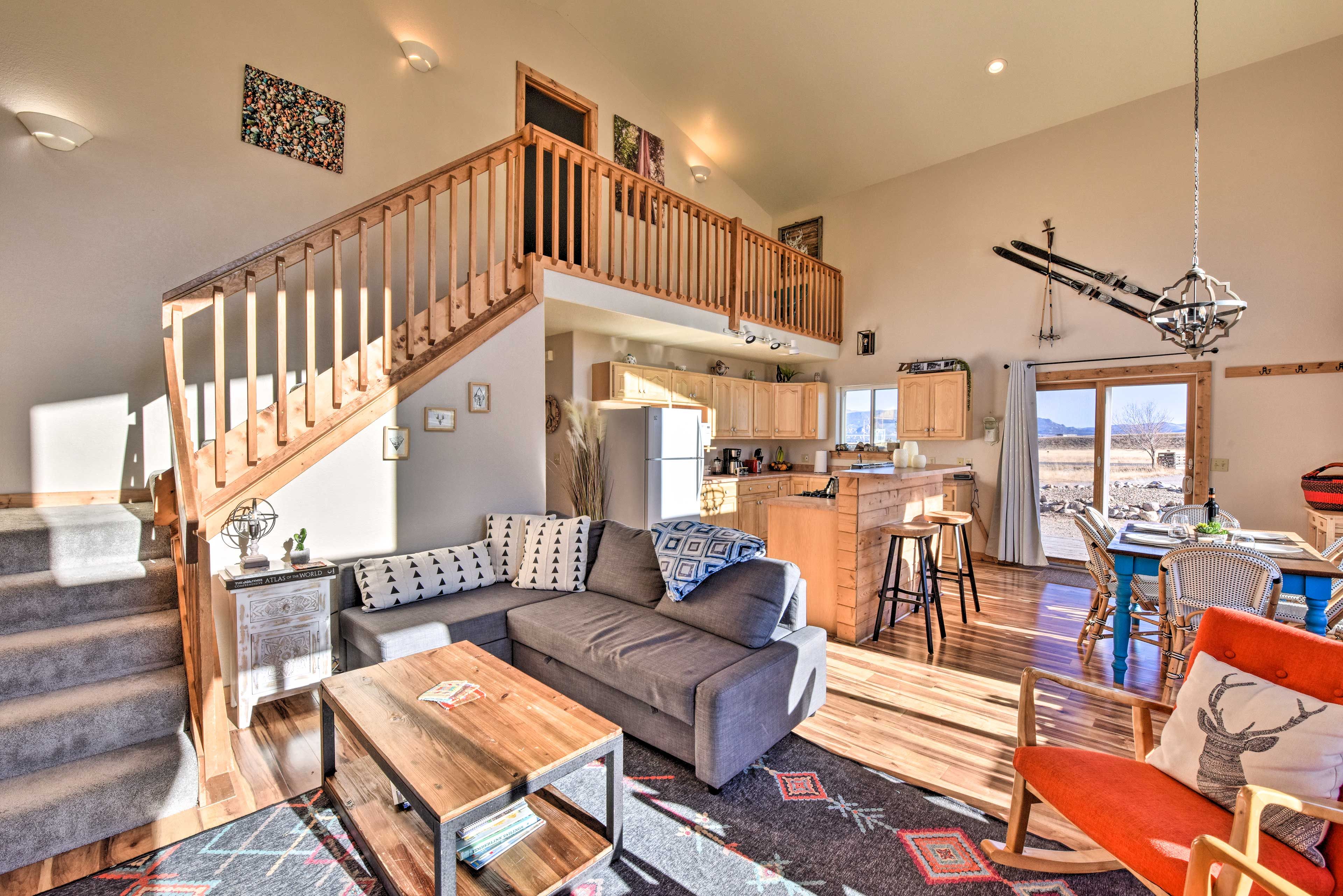 Living Room | Sleeper Sofa | Smart TV | Free WiFi | Central Heat
