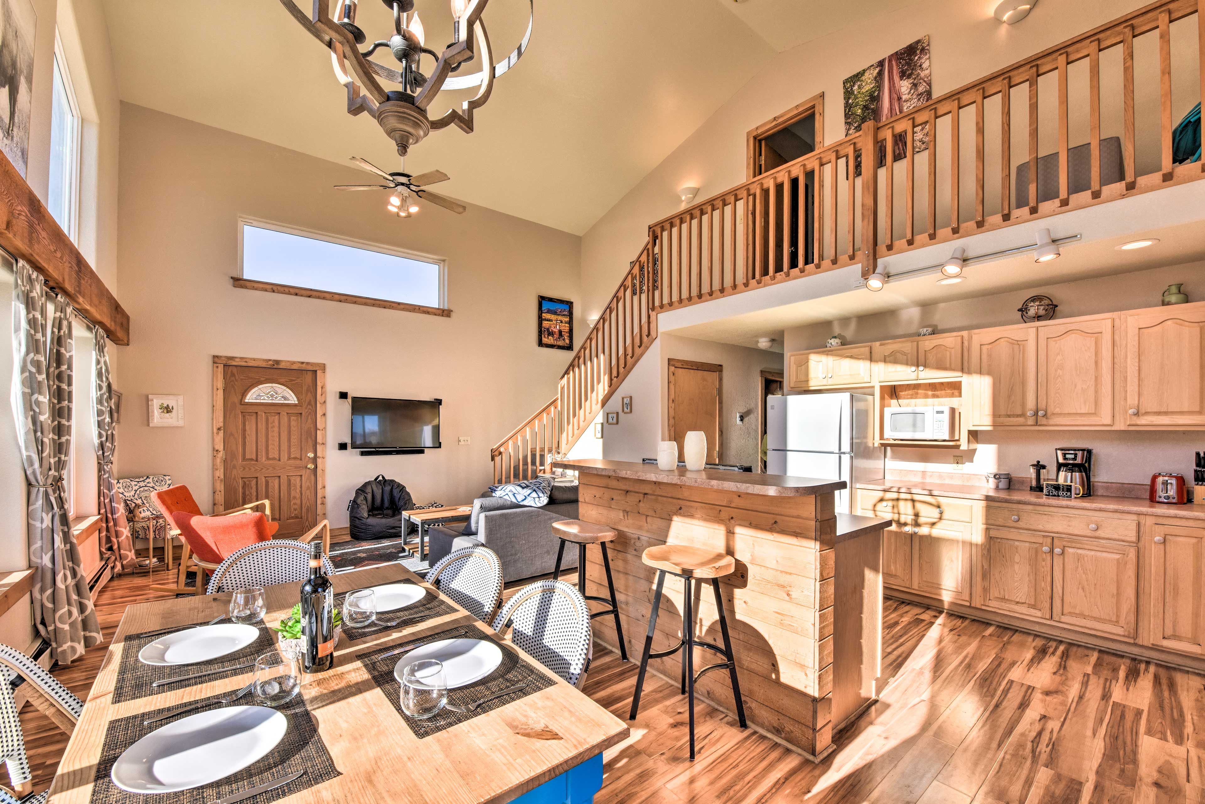 Dining Area | Dishware & Flatware Provided