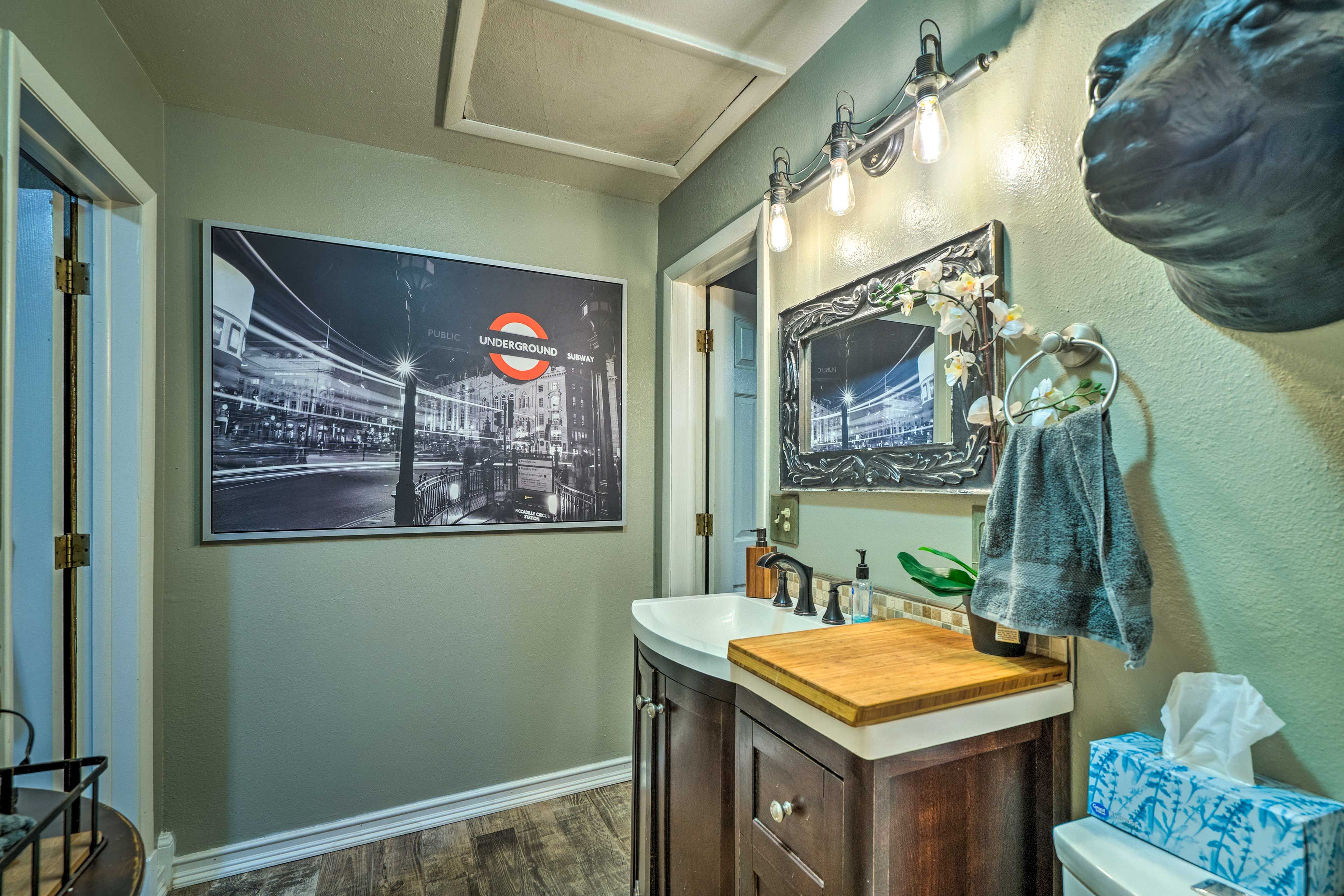 Don't you just love this bathroom decor?