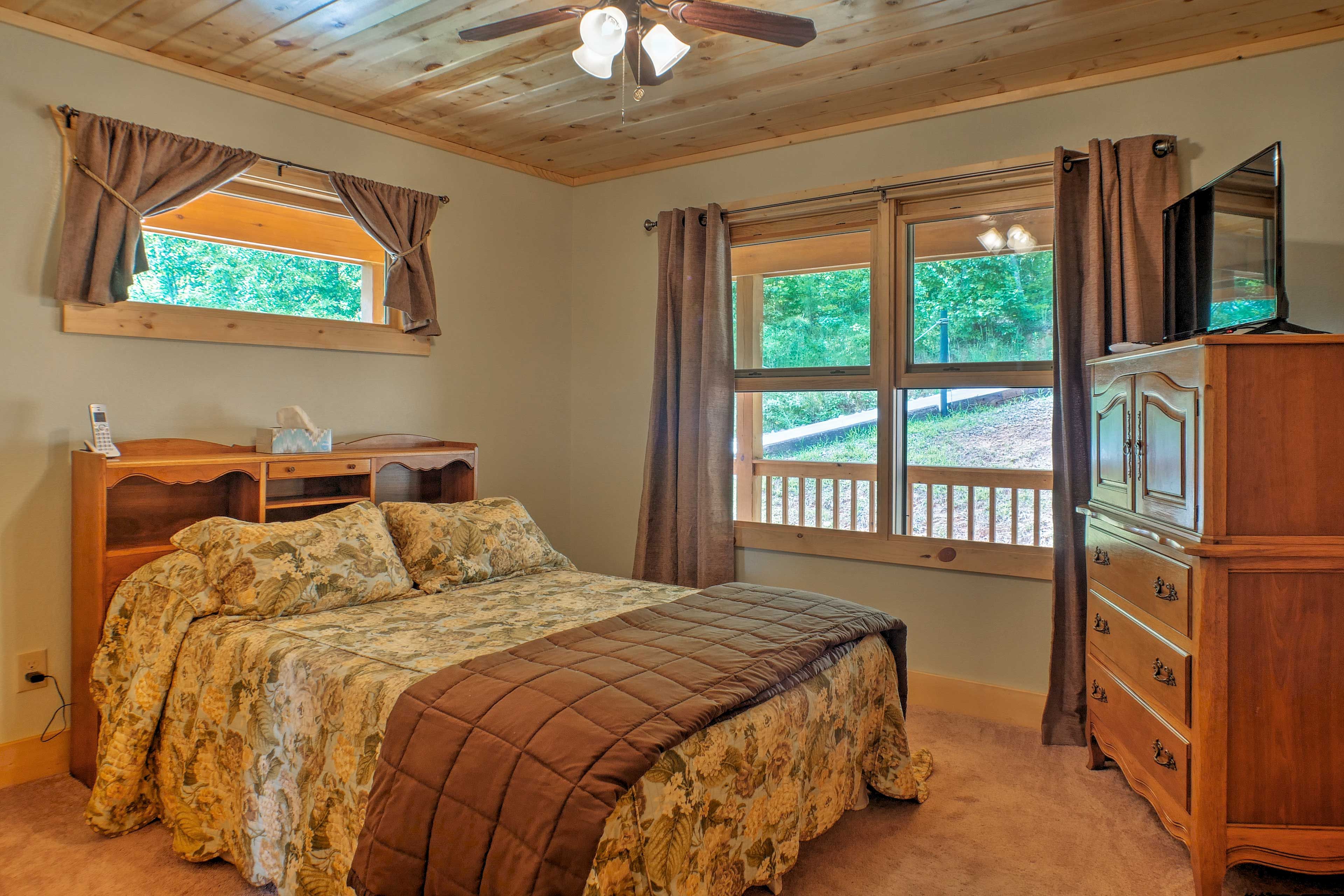 Bedroom 1 | Main Level | Queen Bed | Linens Provided