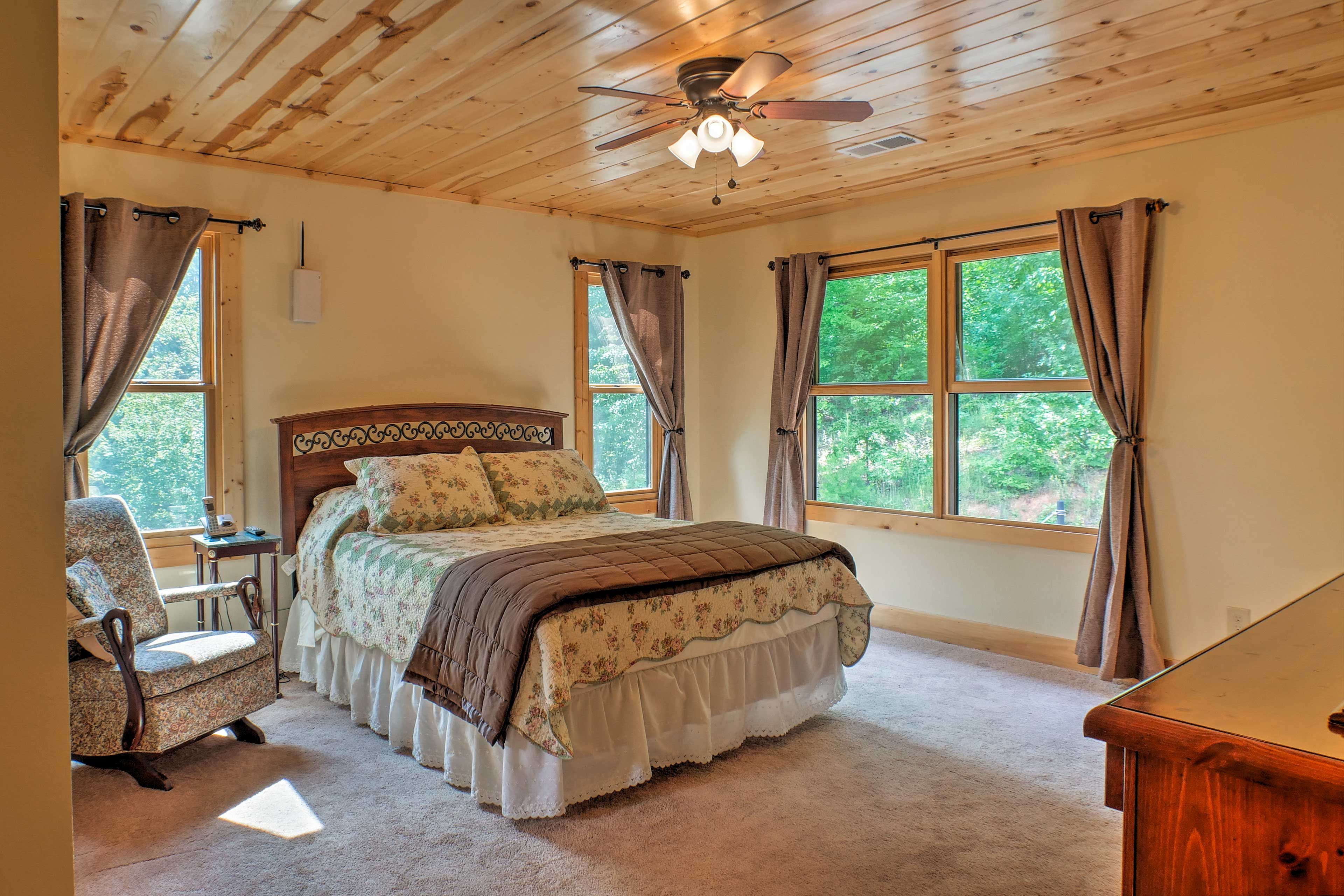 Bedroom 2 | Top Level | Queen Bed