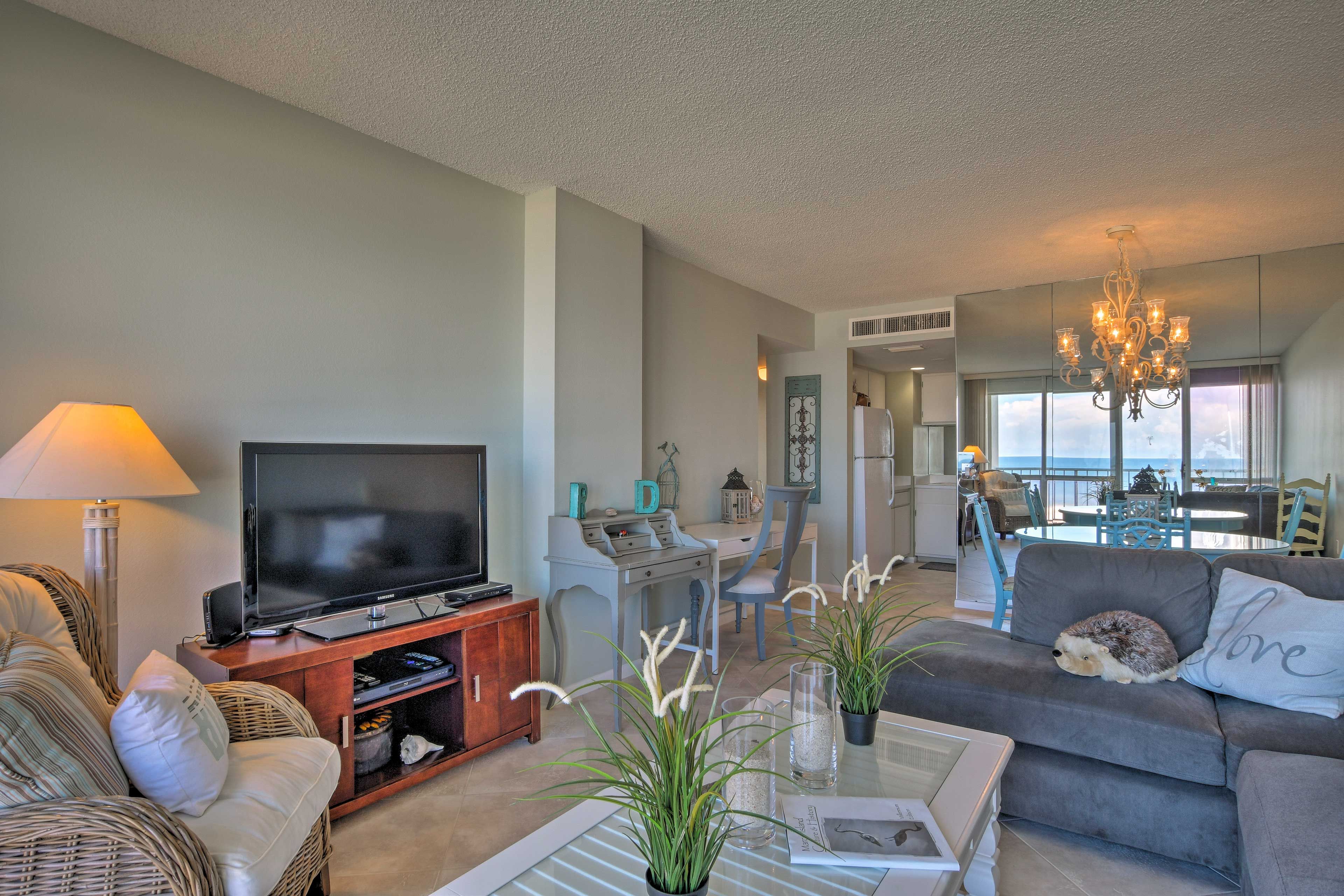 Spend lazy afternoons in front of the flat-screen cable/Smart TV.