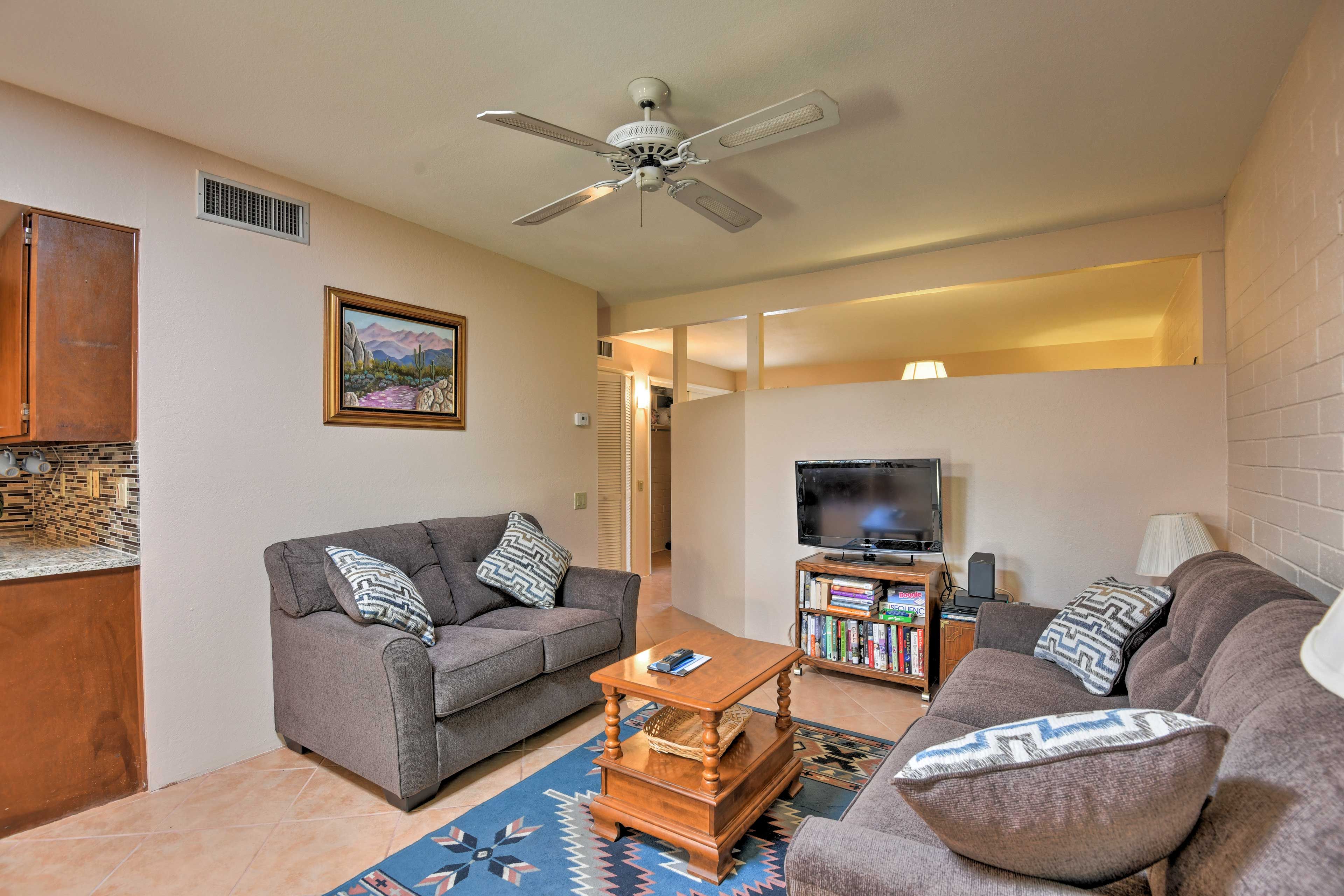 Living Room | Free WiFi | Central A/C & Heating | Smart TV