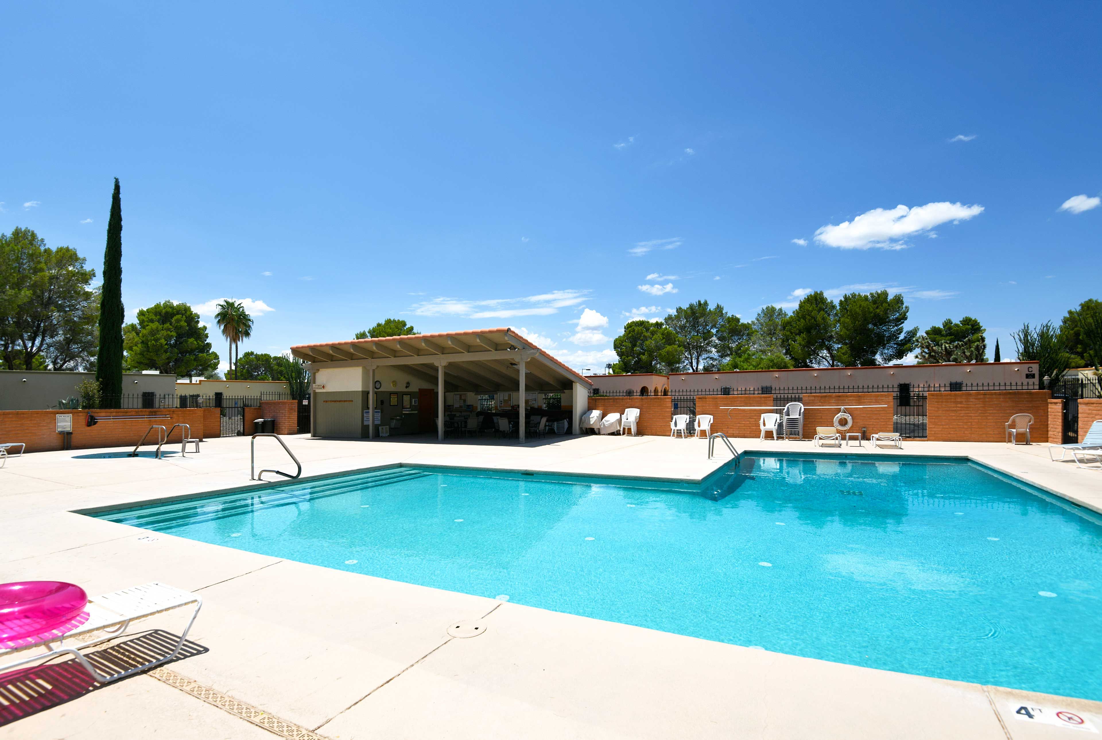 Community Amenities | Outdoor Pool