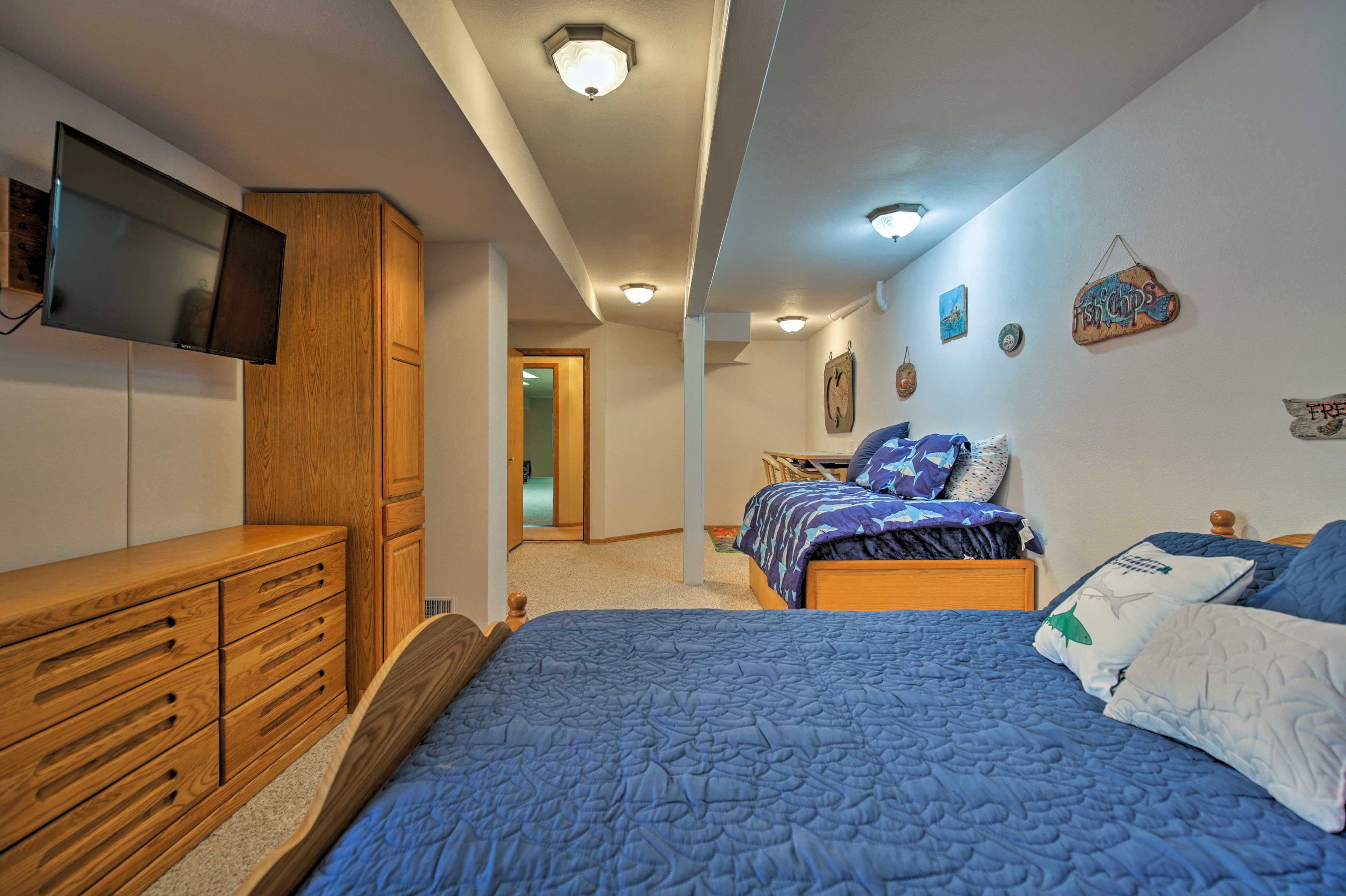 Bedroom 5 | Lower Level | Queen Bed | Twin Bed w/ Twin Trundle Bed