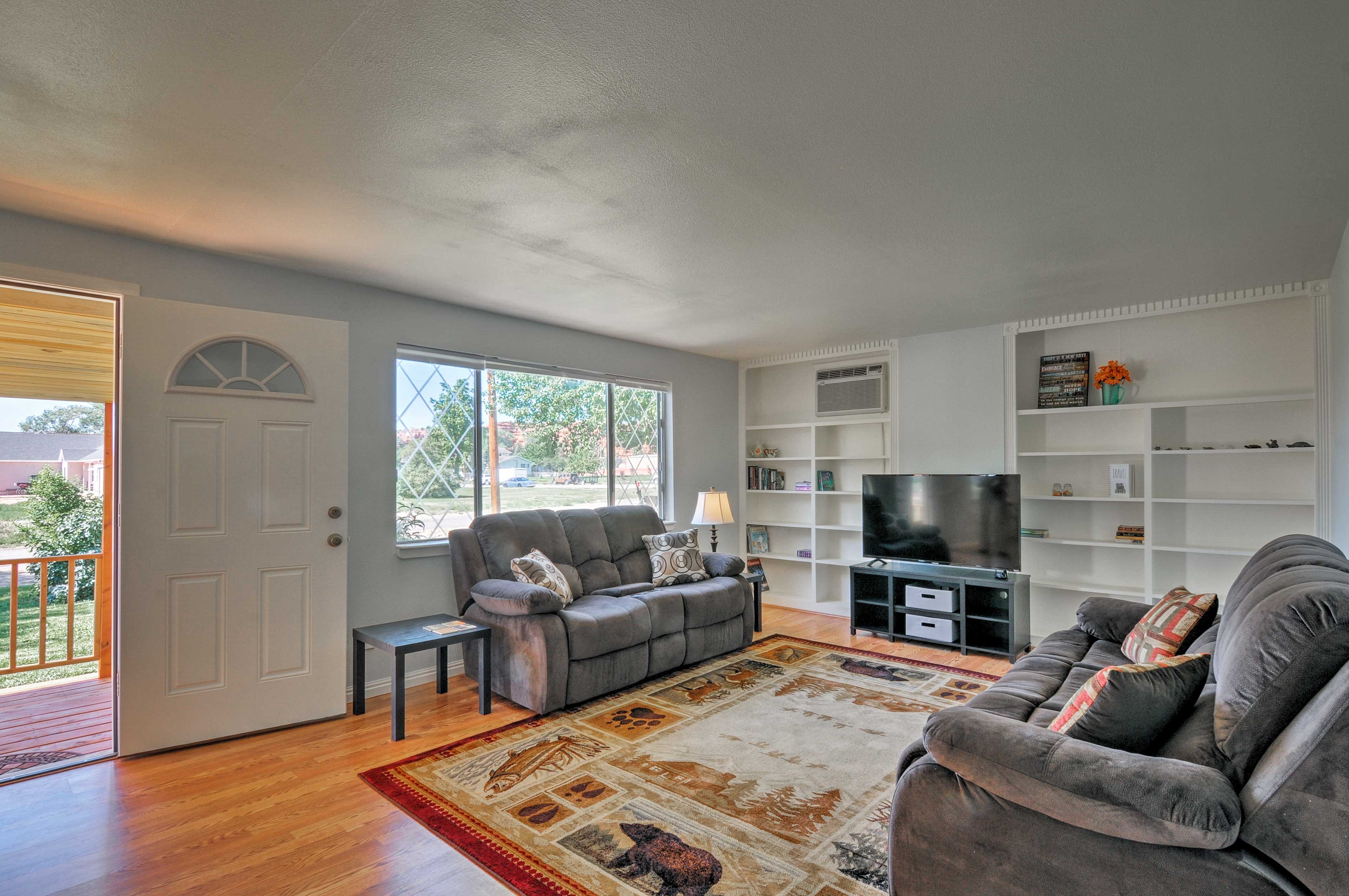 Living Area | Free WiFi | Flat-Screen TV w/ Roku