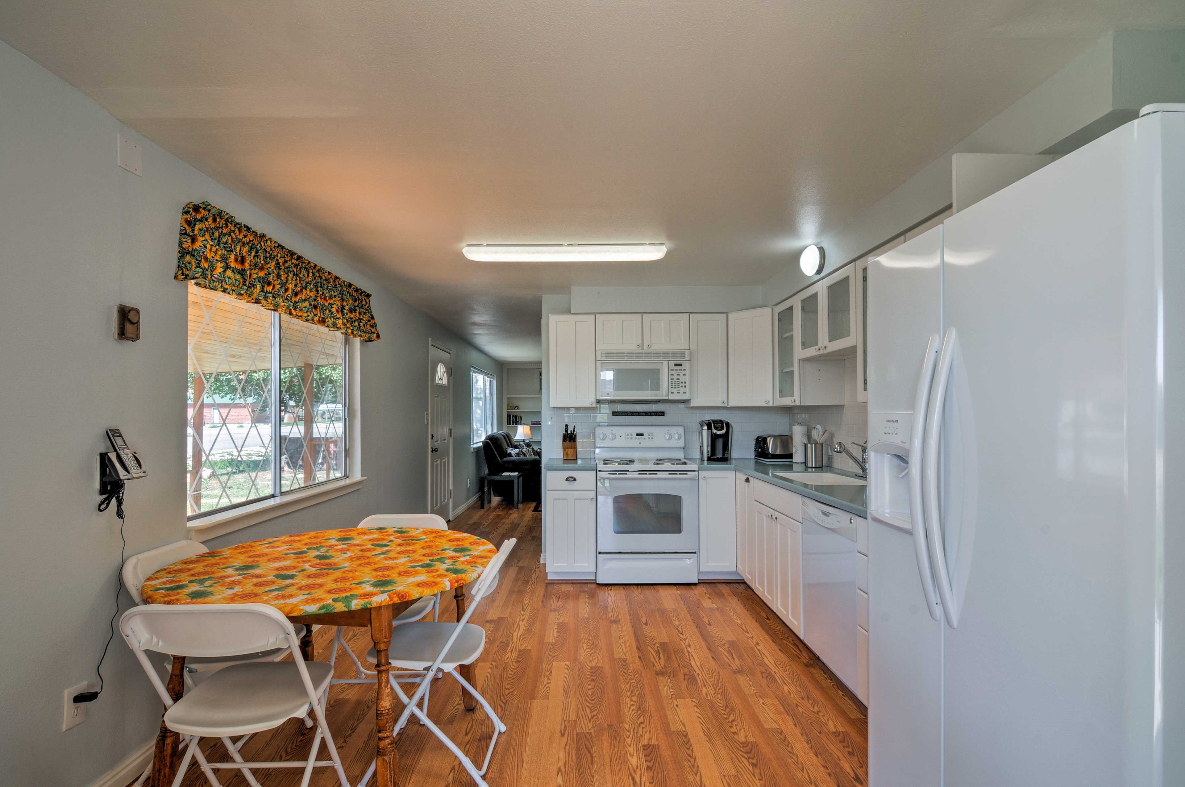 Kitchen | Coffee Maker | Dishware/Flatware