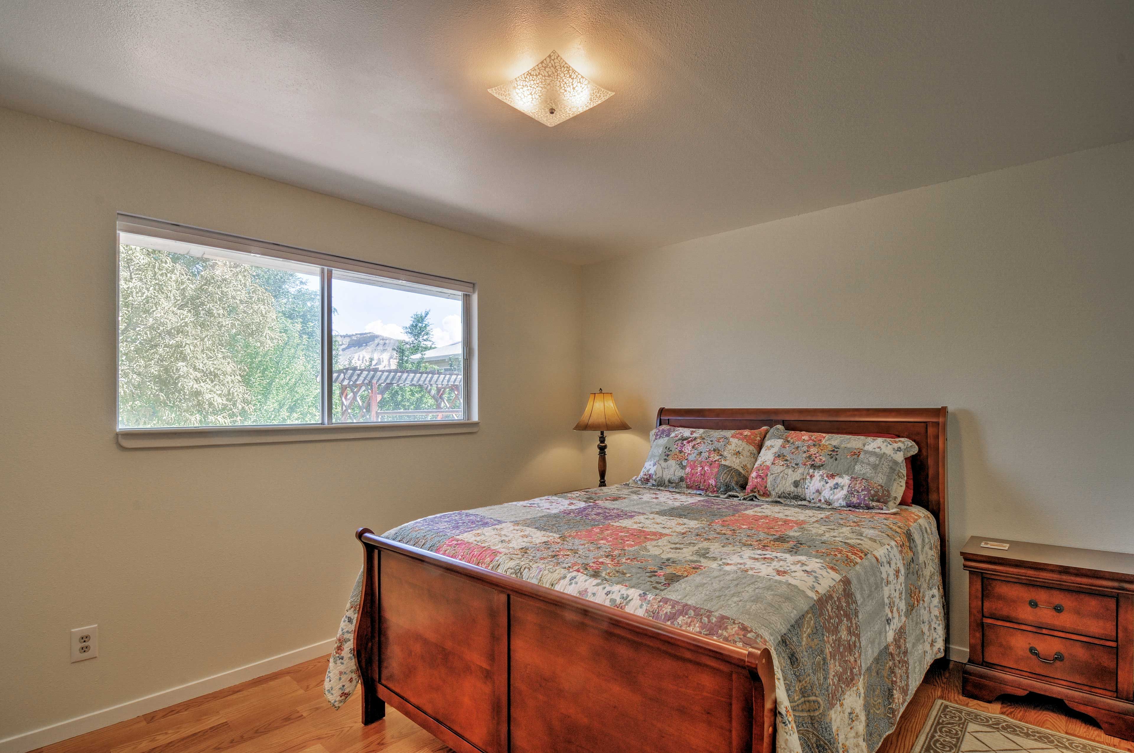 Bedroom 2 | Queen Bed