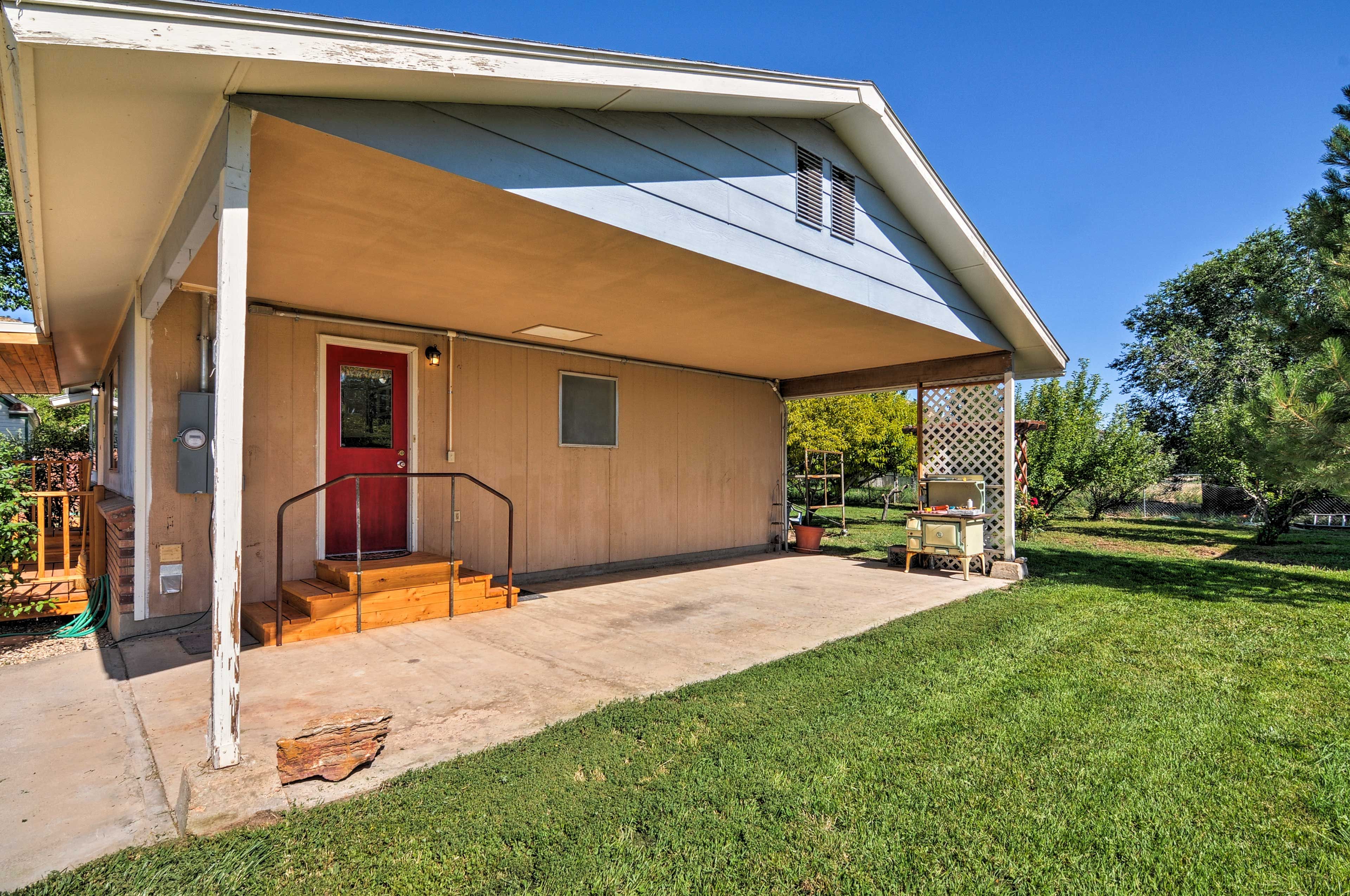 Exterior | Parking | Carport (1 Vehicle) | Driveway (2 Vehicles)