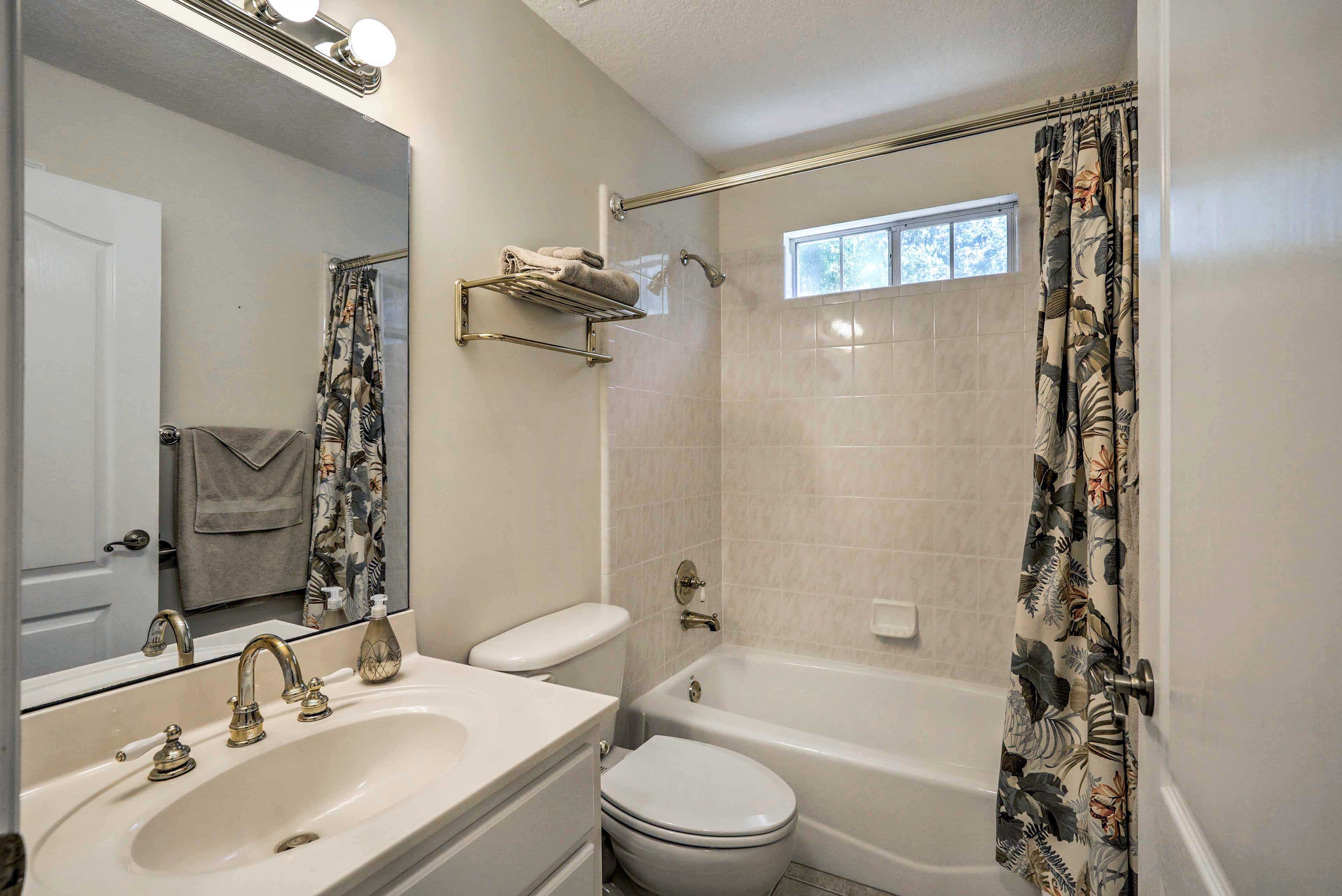 Full Bathroom | Complimentary Toiletries