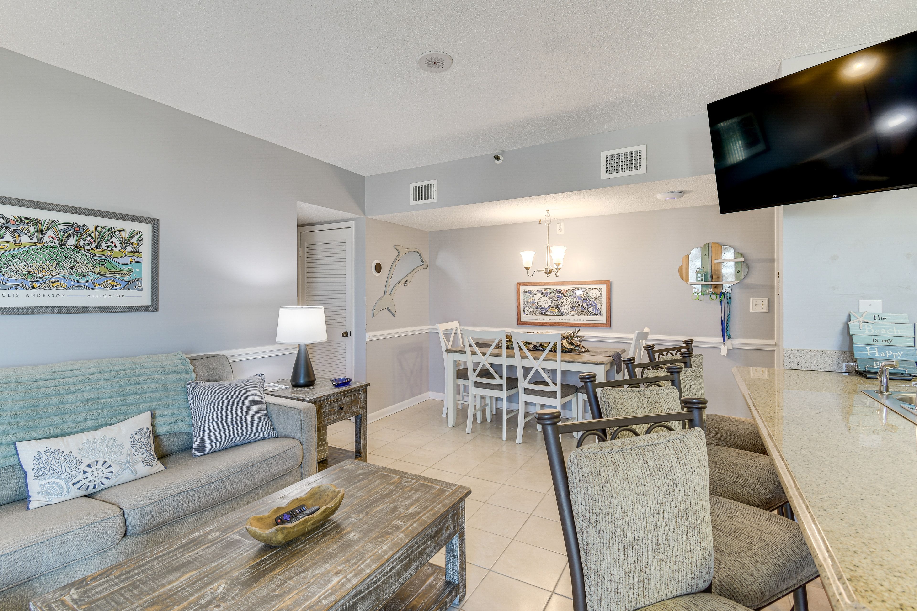 Living Room | Free WiFi | Central A/C