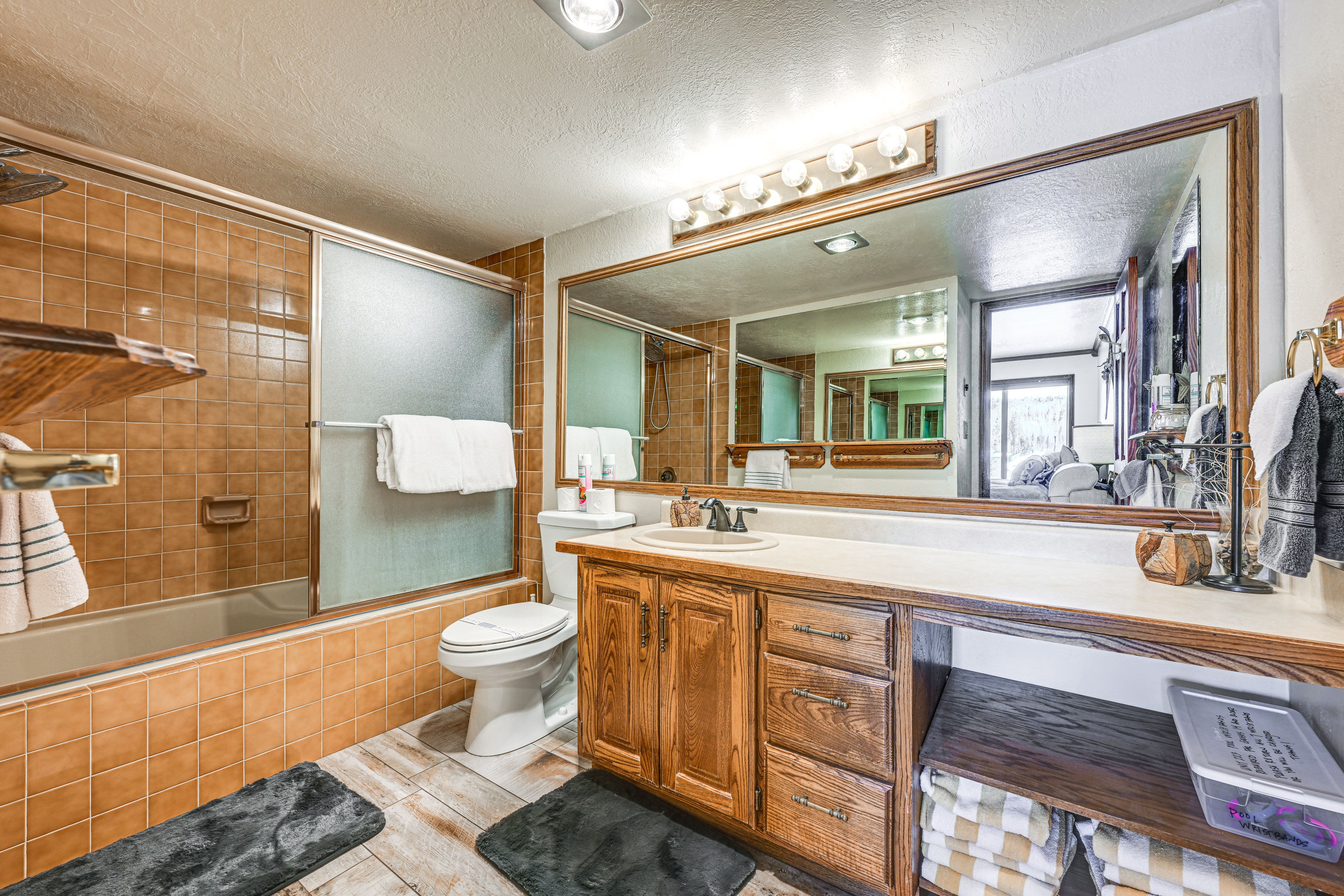 Full Bathroom | Linens & Towels
