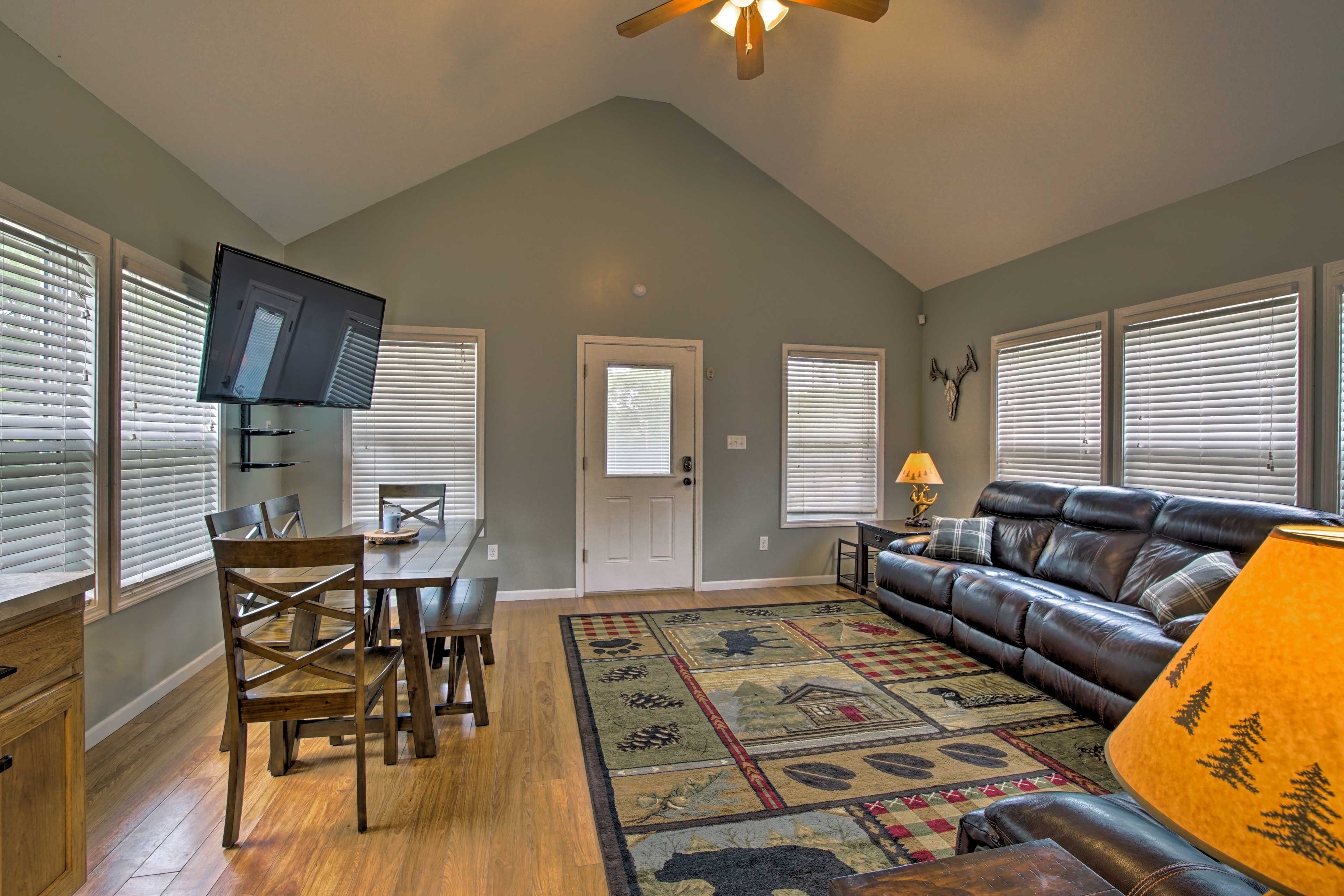 Dining Area | Dishes & Flatware Provided
