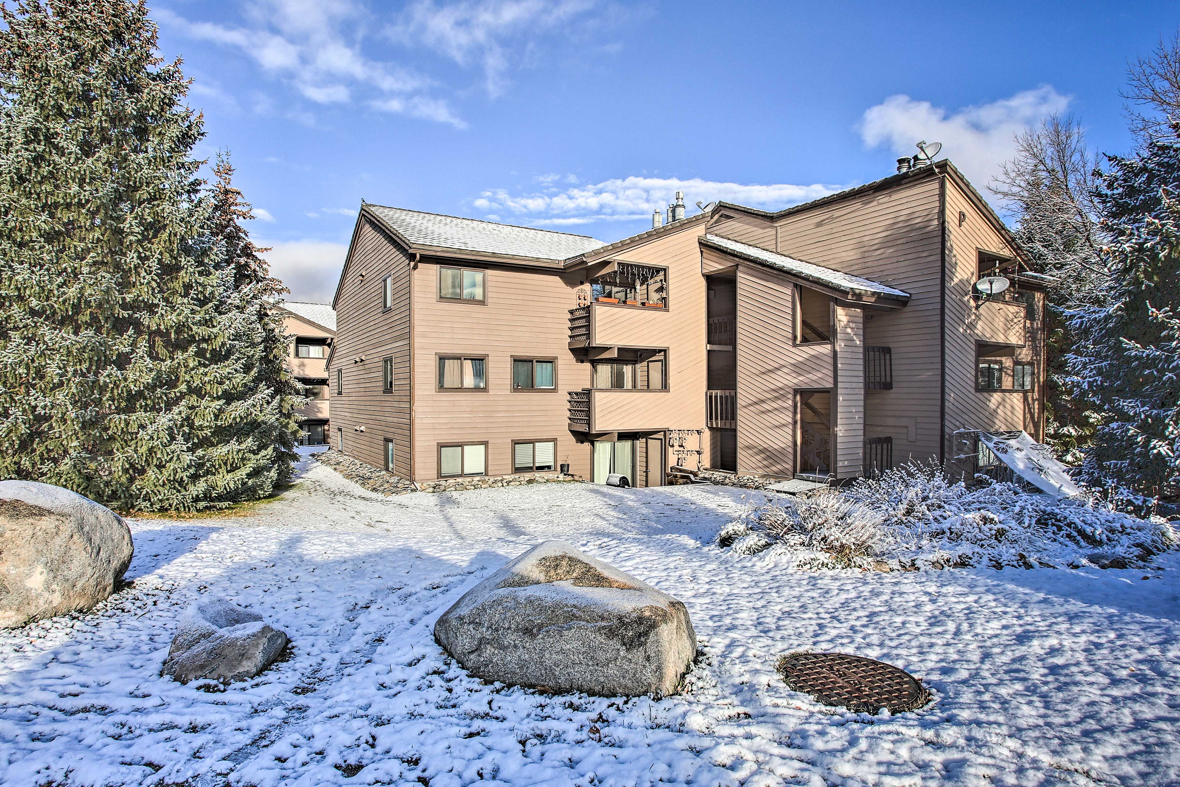 Boasting 900 square feet, this cozy condo accommodates up to 6 guests.