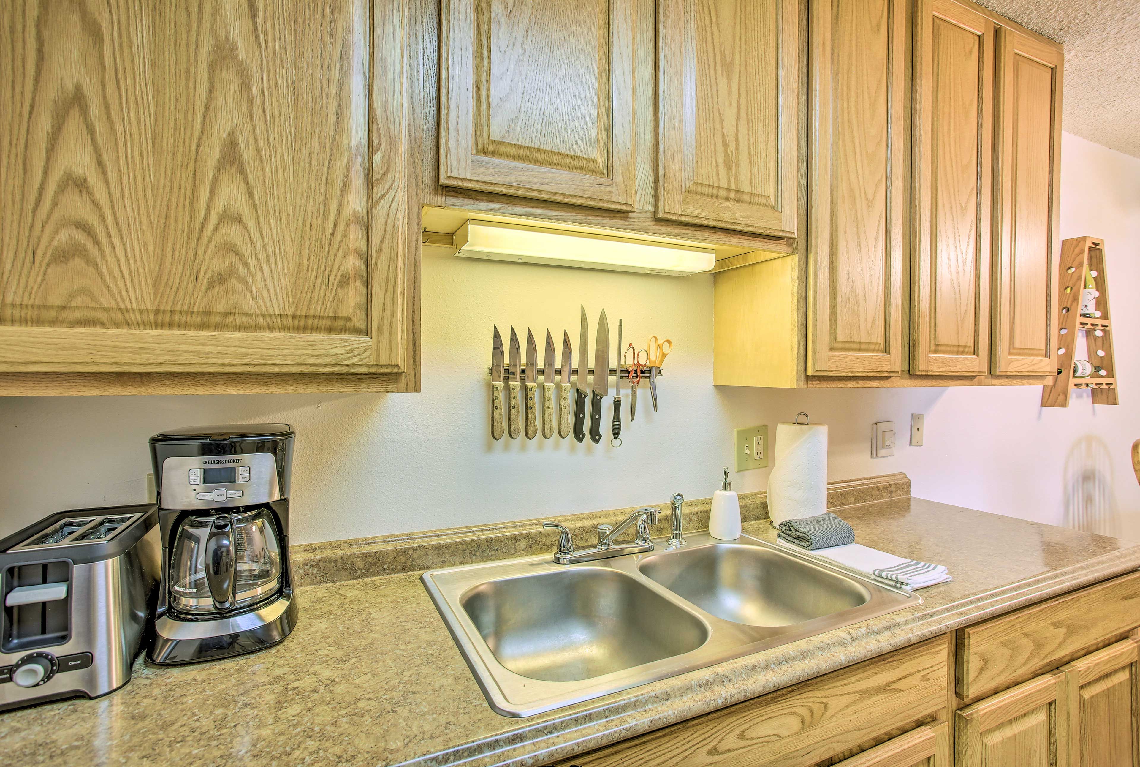 Meal prep with ease and take advantage of the full knife set!