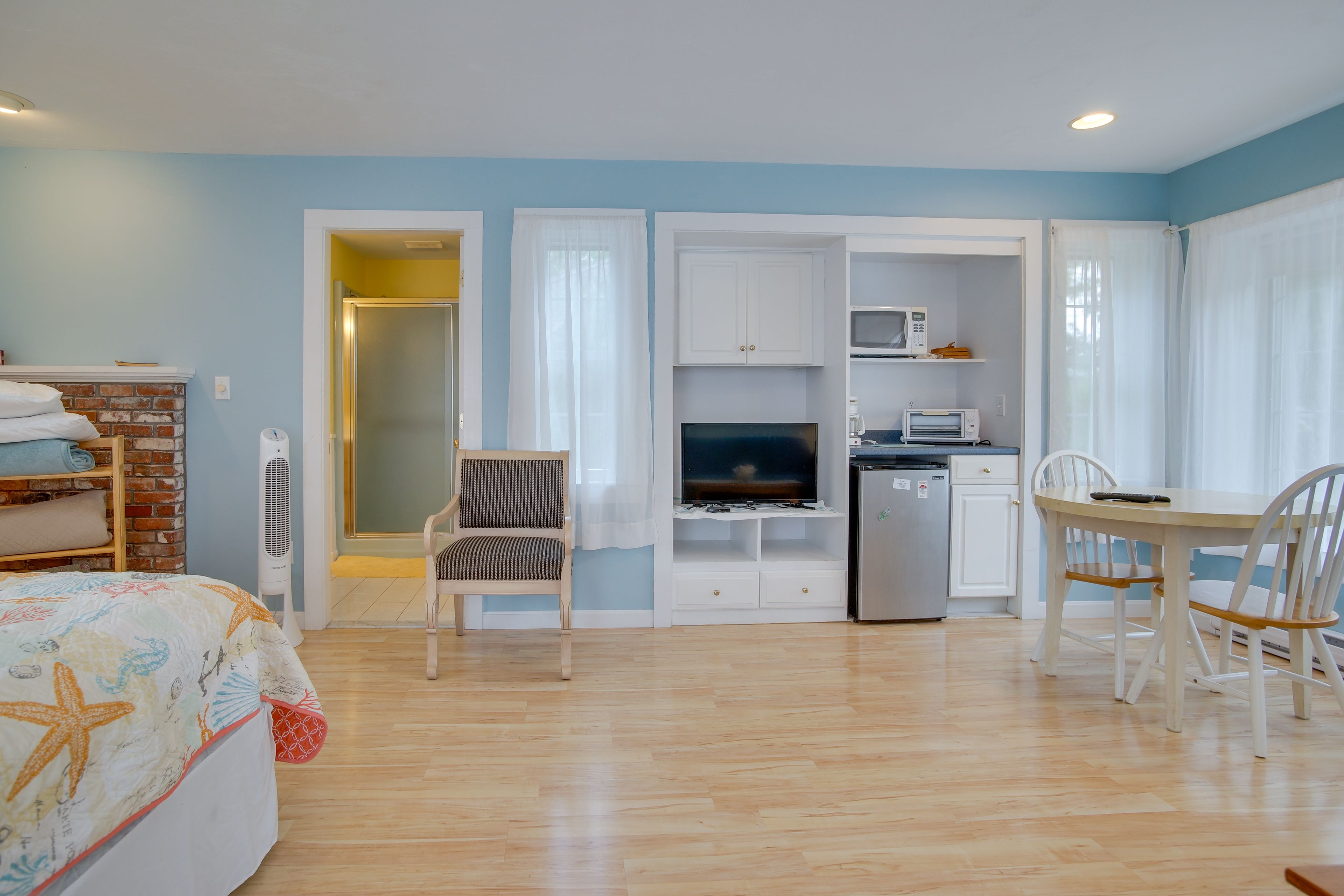 Studio Layout | Kitchenette | Smart TV