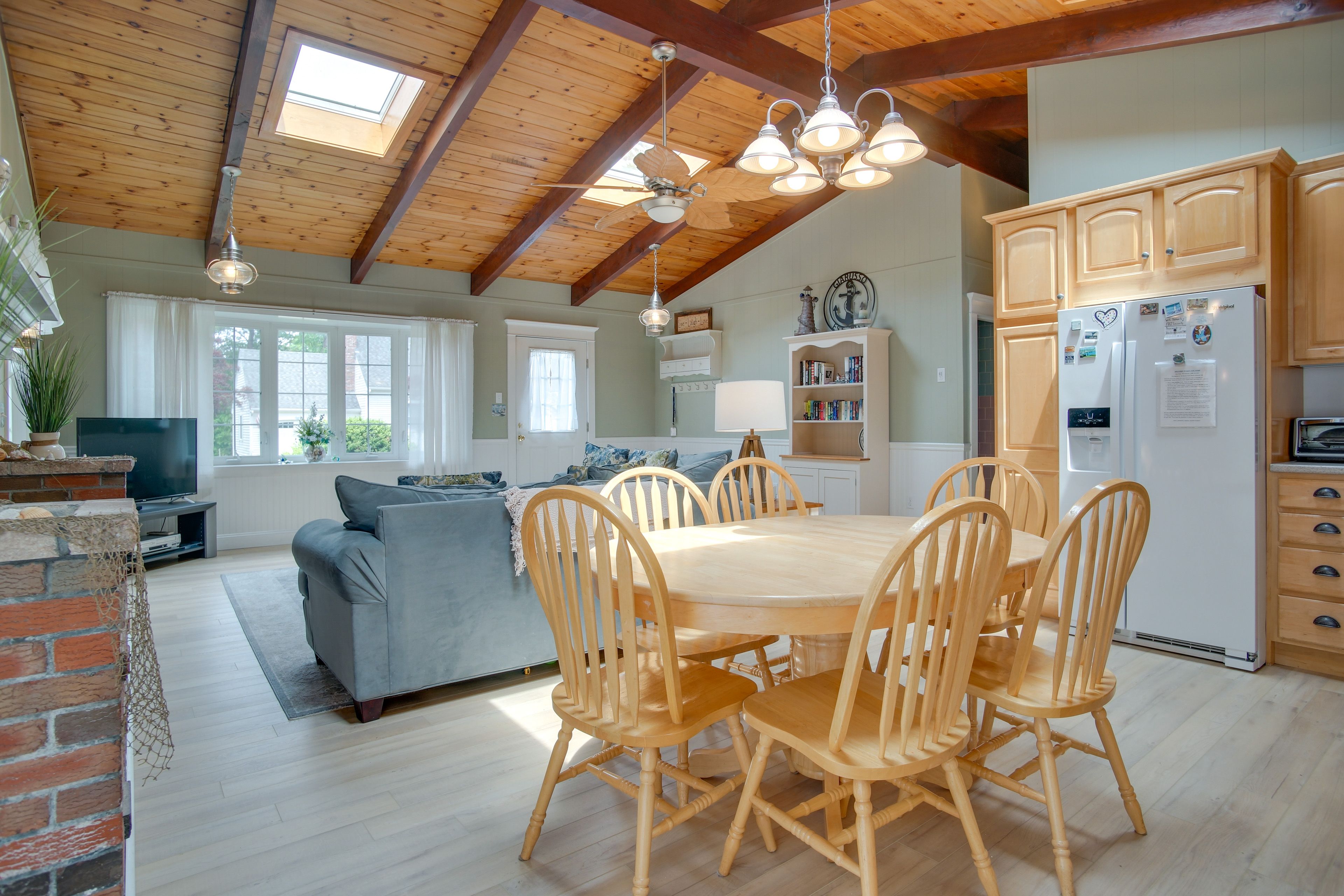 Dining Area | Dishes & Flatware Provided