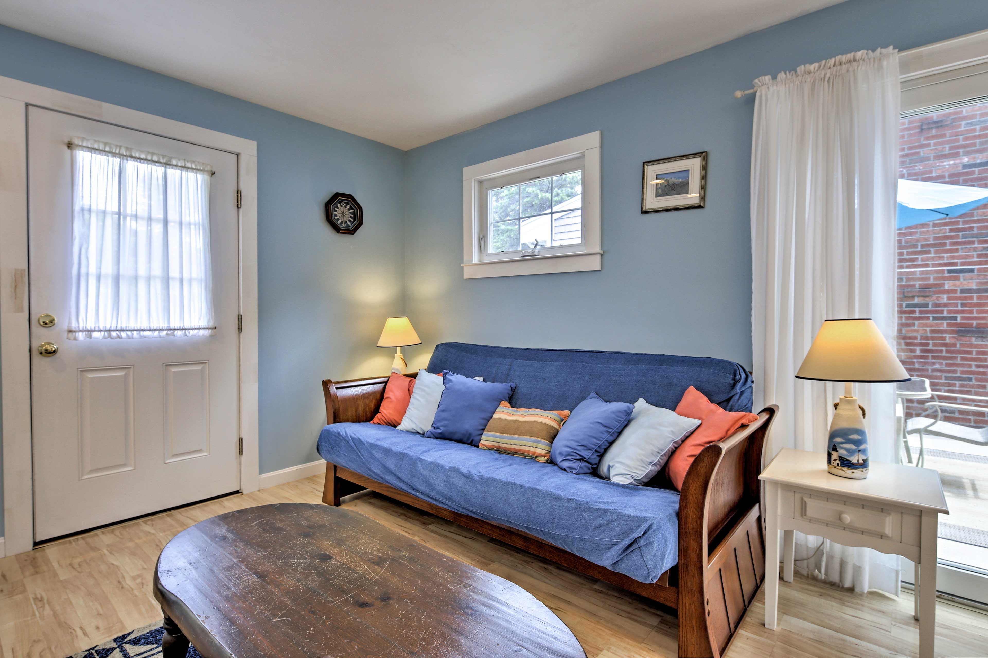 Guest House | Queen Bed | Queen Futon