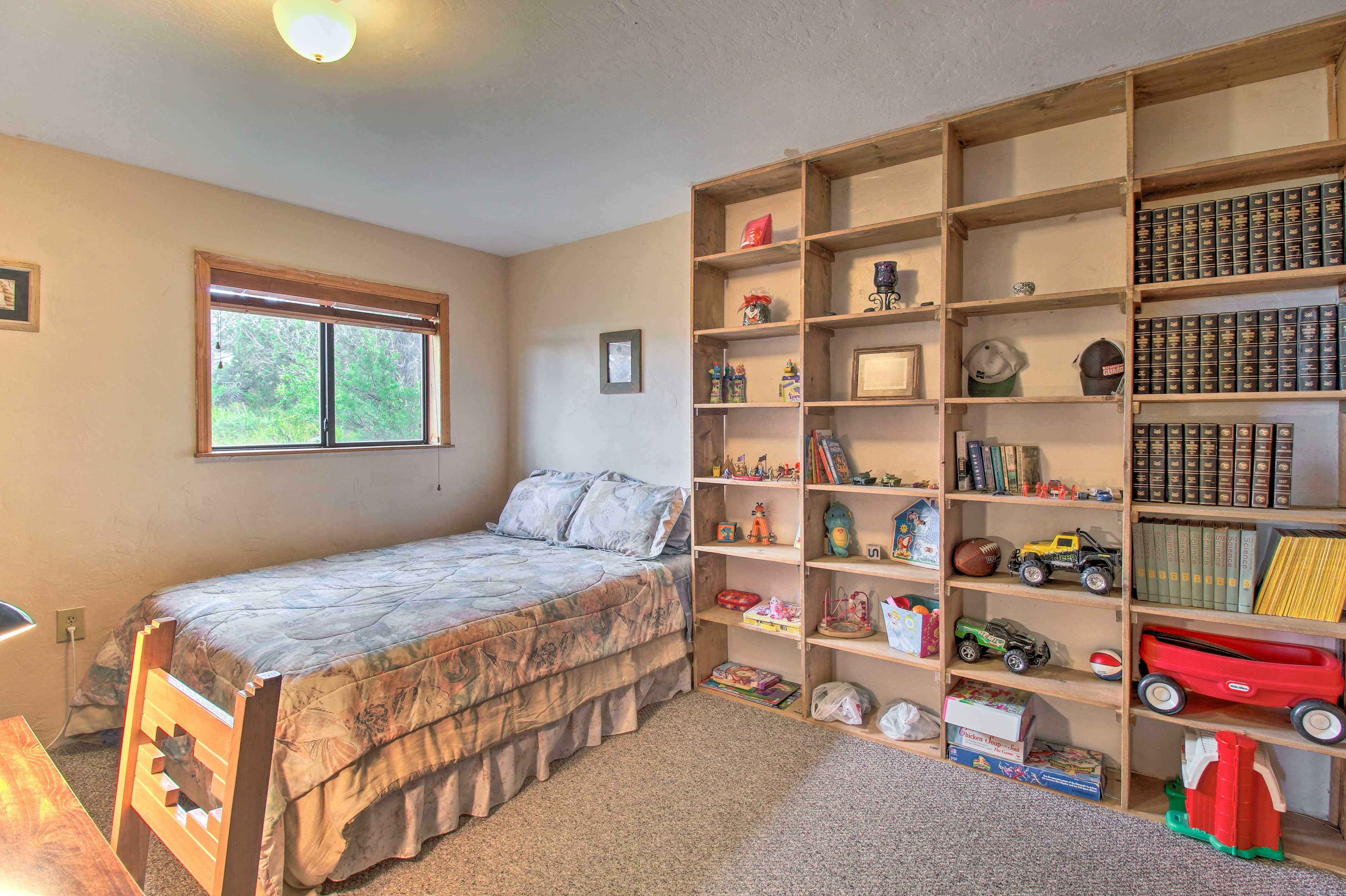 Bedroom 3 | Queen Bed