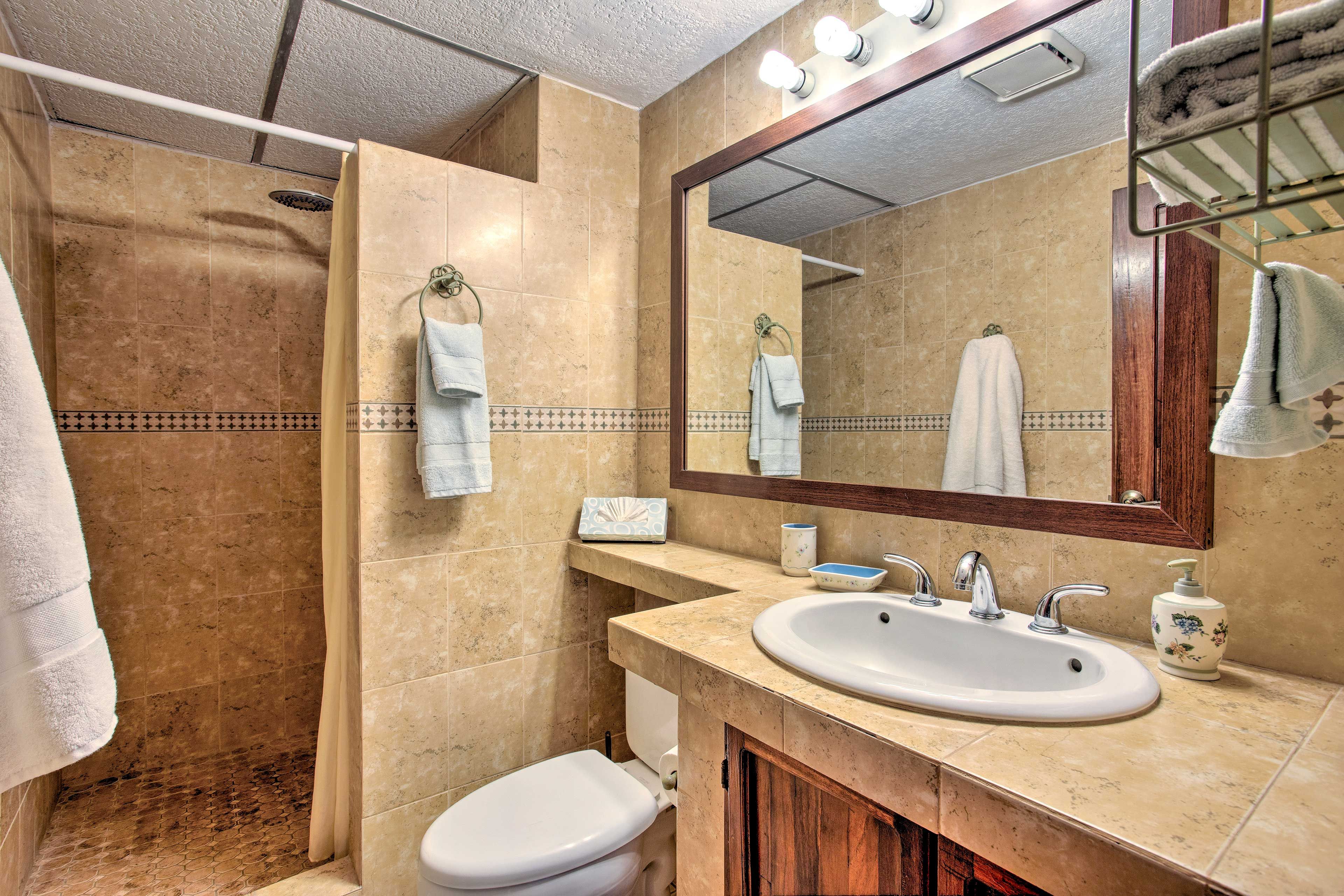 Full Bathroom | Linens & Towels | Complimentary Toiletries | Hair Dryer