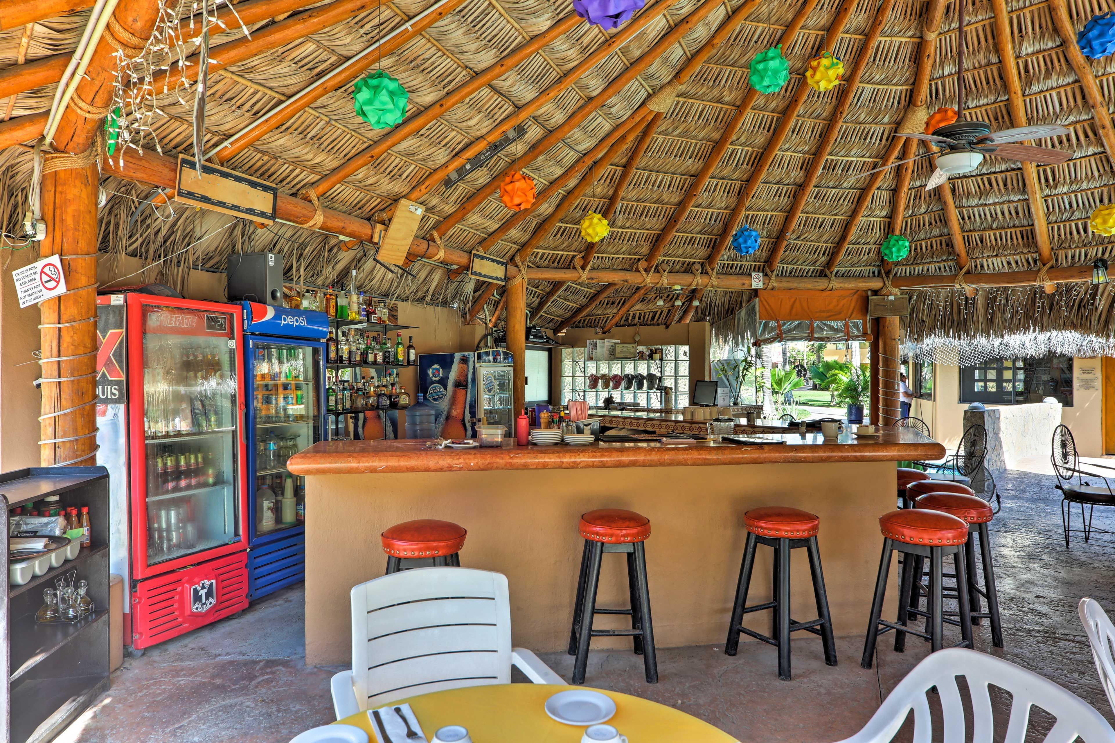 Community Amenities | Oasis Bar & Grill